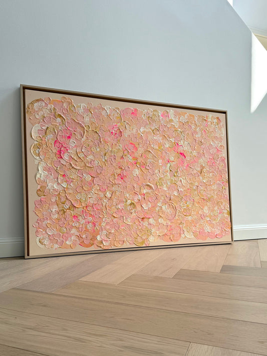 FLORALS #21, großformatiges florales Acrylbild in Rosa und Apricot, 120 × 80 cm, gerahmt in einem hellen Schattenfugenrahmen aus Eiche Natur.