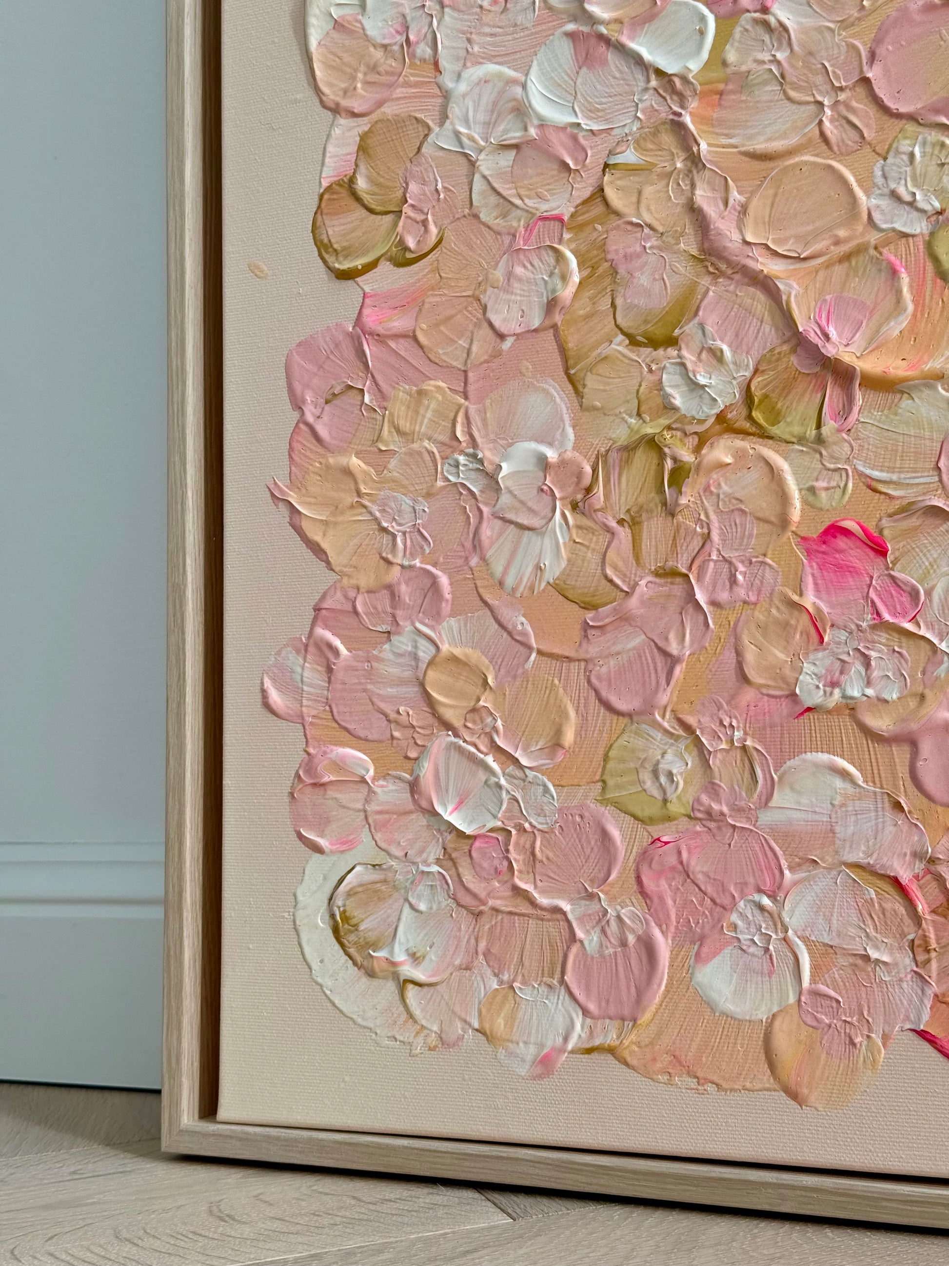 Detail der linken unteren Bildseite von FLORALS #21 mit plastischen Acrylformen in Altrosa, Beige, Creme und Gold im Eichenrahmen.