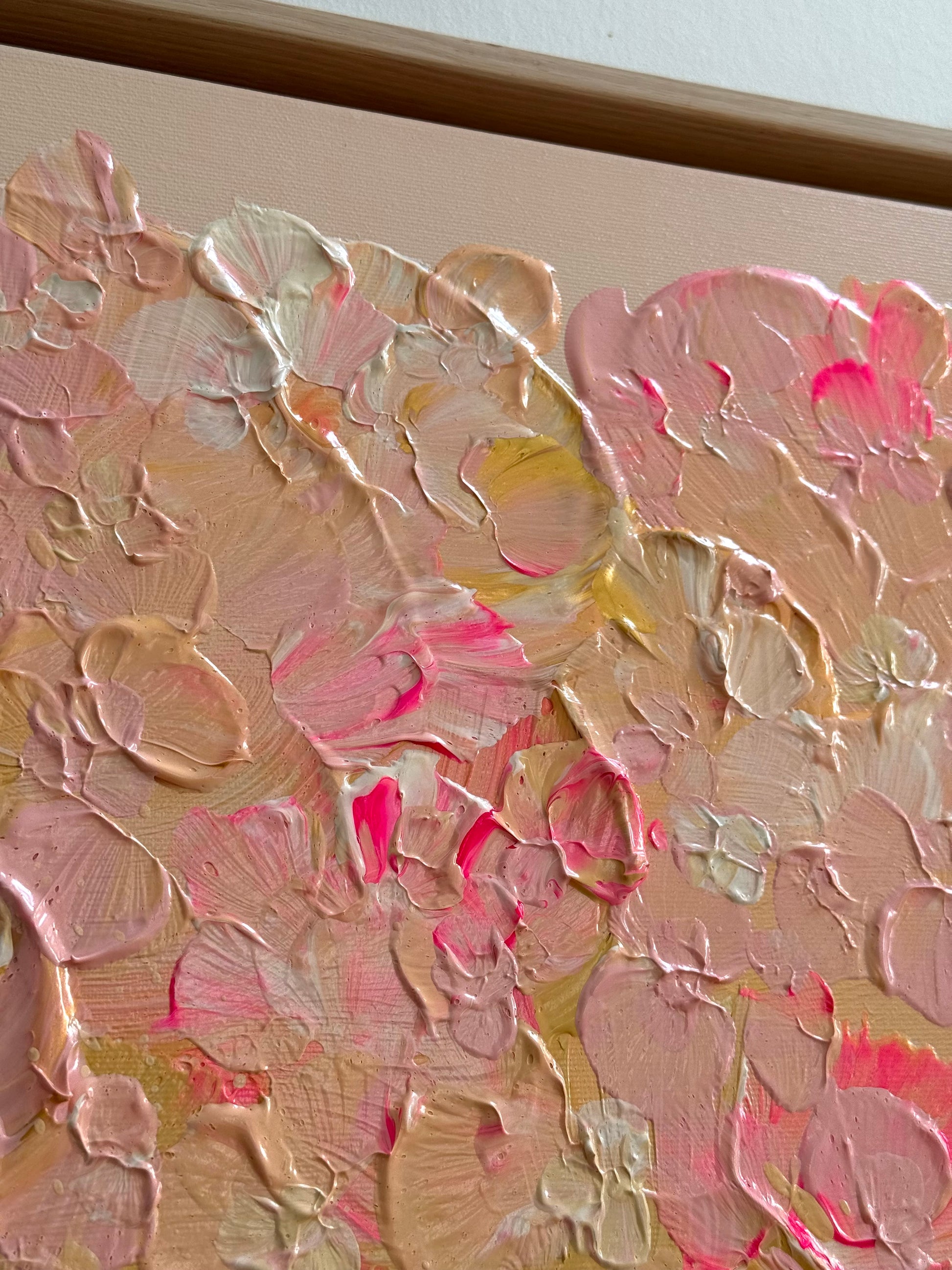 Detailaufnahme von FLORALS #21 mit dicht übereinanderliegenden Blütenformen, sichtbaren Pinselspuren und Akzenten in Neonpink und Gold.