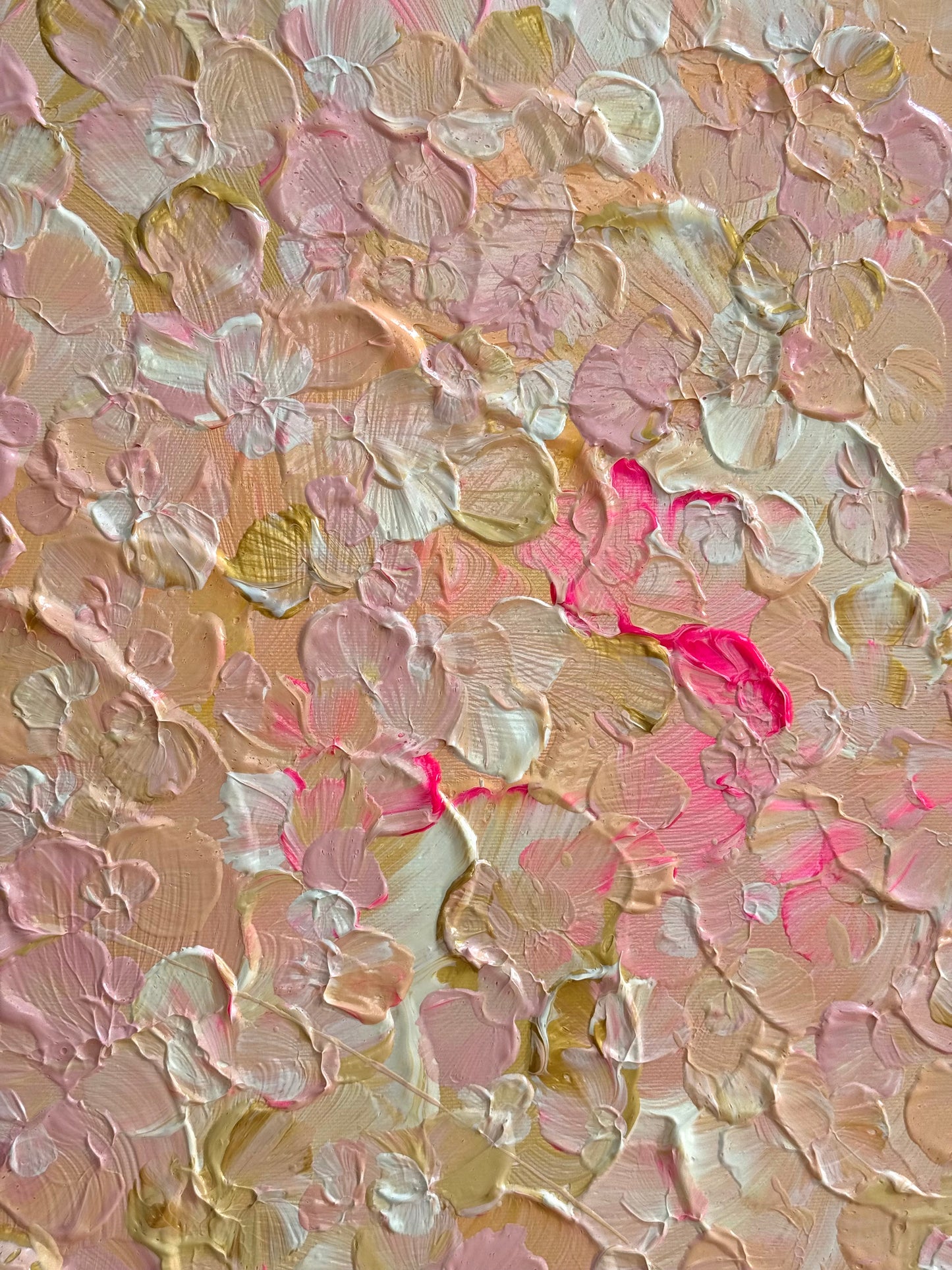 Nahaufnahme der floralen Acrylstruktur von FLORALS #21 mit Rosa, Apricot, Creme, warmem Gold und kräftigen Neonpink-Highlights.
