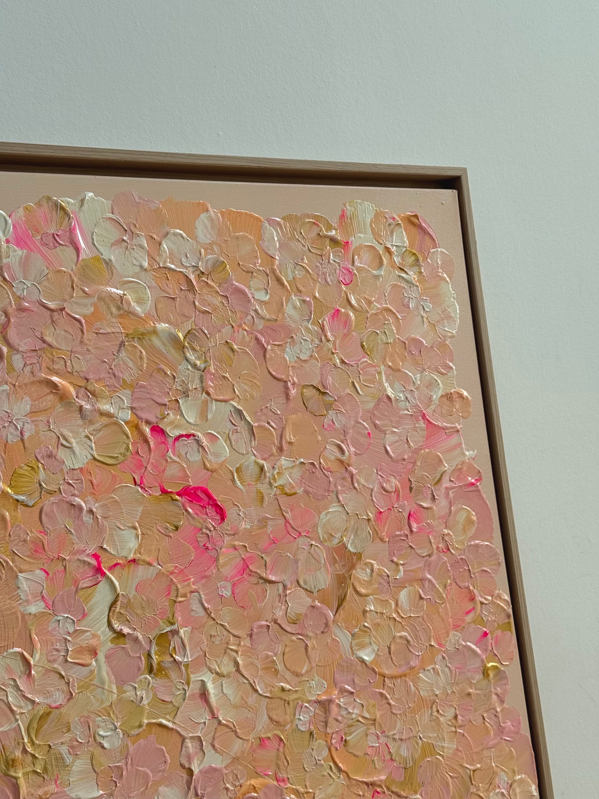 Seitliche Ansicht von FLORALS #21 mit mehrschichtiger floraler Textur in Rosa, Apricot und Creme sowie sichtbarem Eiche-Natur-Rahmen.