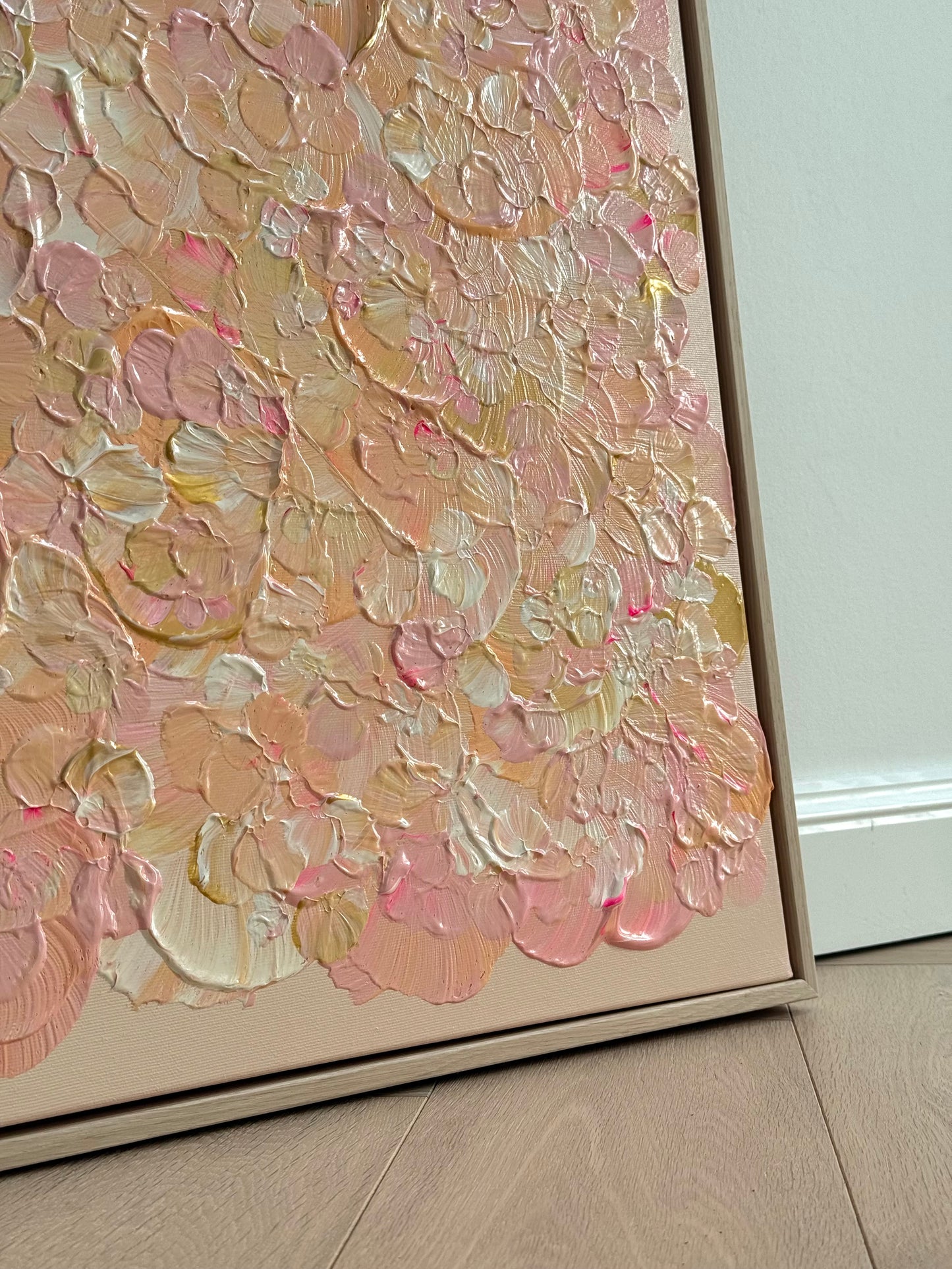 Schräge Detailansicht der rechten unteren Ecke von FLORALS #21 mit plastischen Acrylformen in Altrosa, Beige, Creme und Gold im Eichenrahmen.