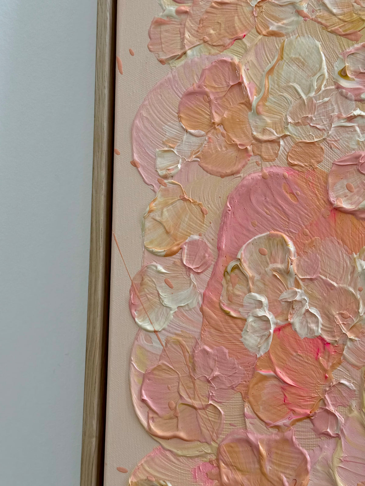 Detailaufnahme der plastischen Oberfläche von FLORALS #23 mit überlagernden Blütenformen in Rosa, Rosé, Creme, Apricot und Gold sowie sichtbaren Spuren von Acrylfarbe und feiner Strukturpaste.