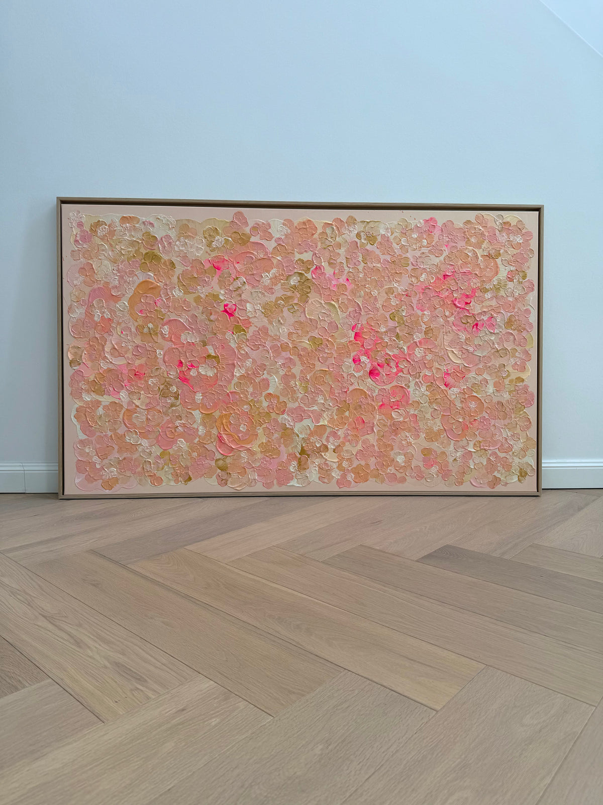 Frontale Gesamtansicht von FLORALS #23, einem abstrakt-floralen Acrylbild in Rosa, Rosé, Apricot und Creme mit leuchtenden Neonpink-Akzenten, gerahmt in einem hellen Schattenfugenrahmen.