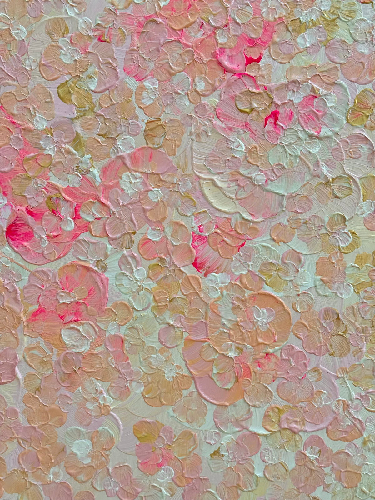 Nahaufnahme des floralen Acrylbildes FLORALS #23 mit organischen Blütenformen, feinen Höhenunterschieden und einer warmen Farbpalette aus Rosa, Rosé, Apricot, Creme und Neonpink.