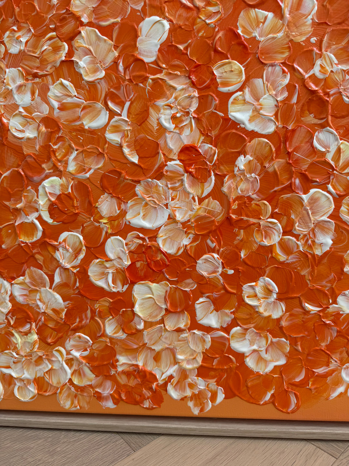 Größerer Ausschnitt der unteren Bildhälfte von FLORALS #25 mit vielschichtigen orangefarbenen und cremeweißen Blütenformen, sanfter Acrylstruktur und hellem Holzrahmen.