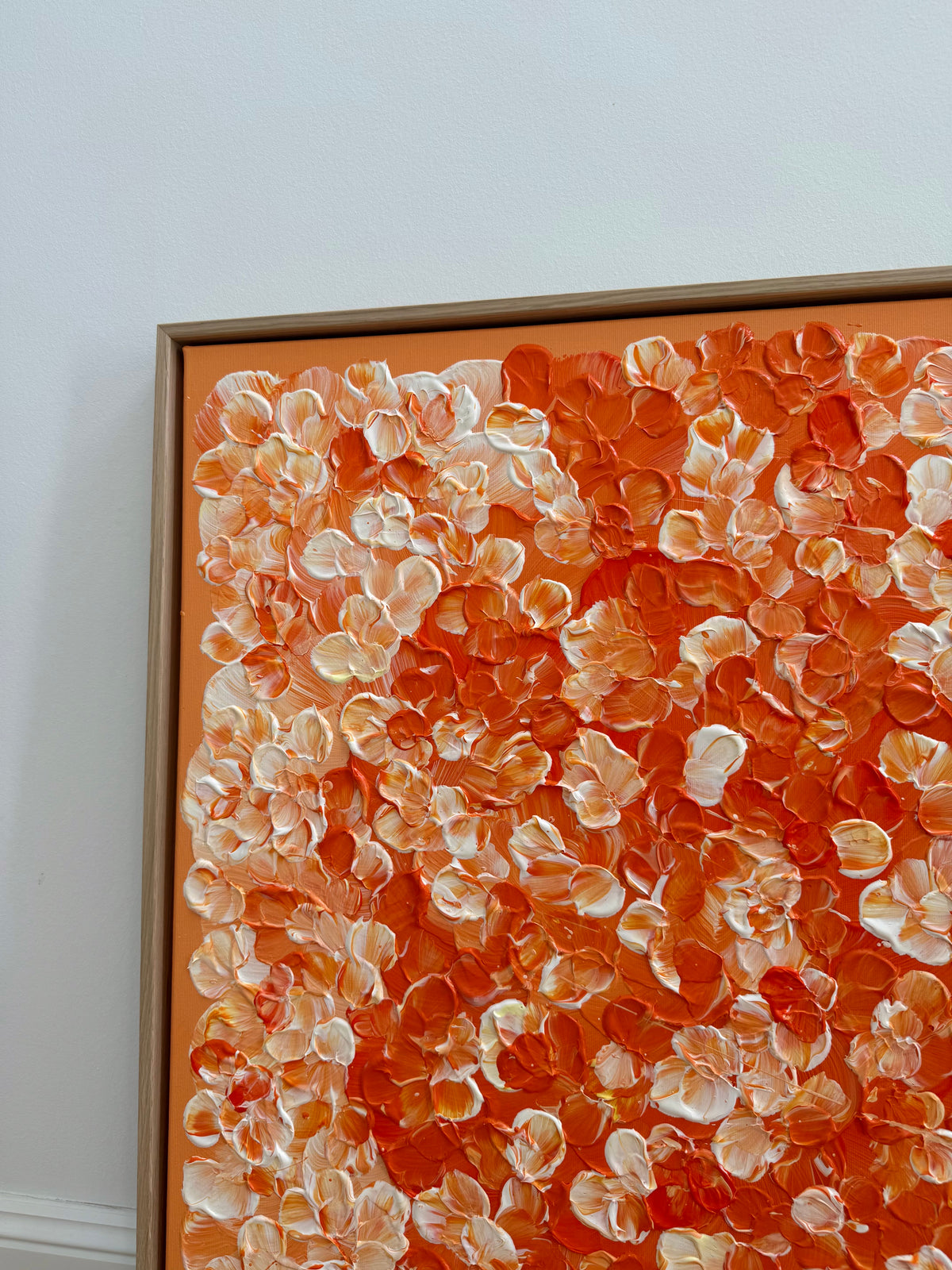 Größerer Ausschnitt der linken Bildhälfte von FLORALS #25 mit wechselnden orangefarbenen und cremeweißen Blütengruppen, plastischer Acrylstruktur und hellem Holzrahmen.