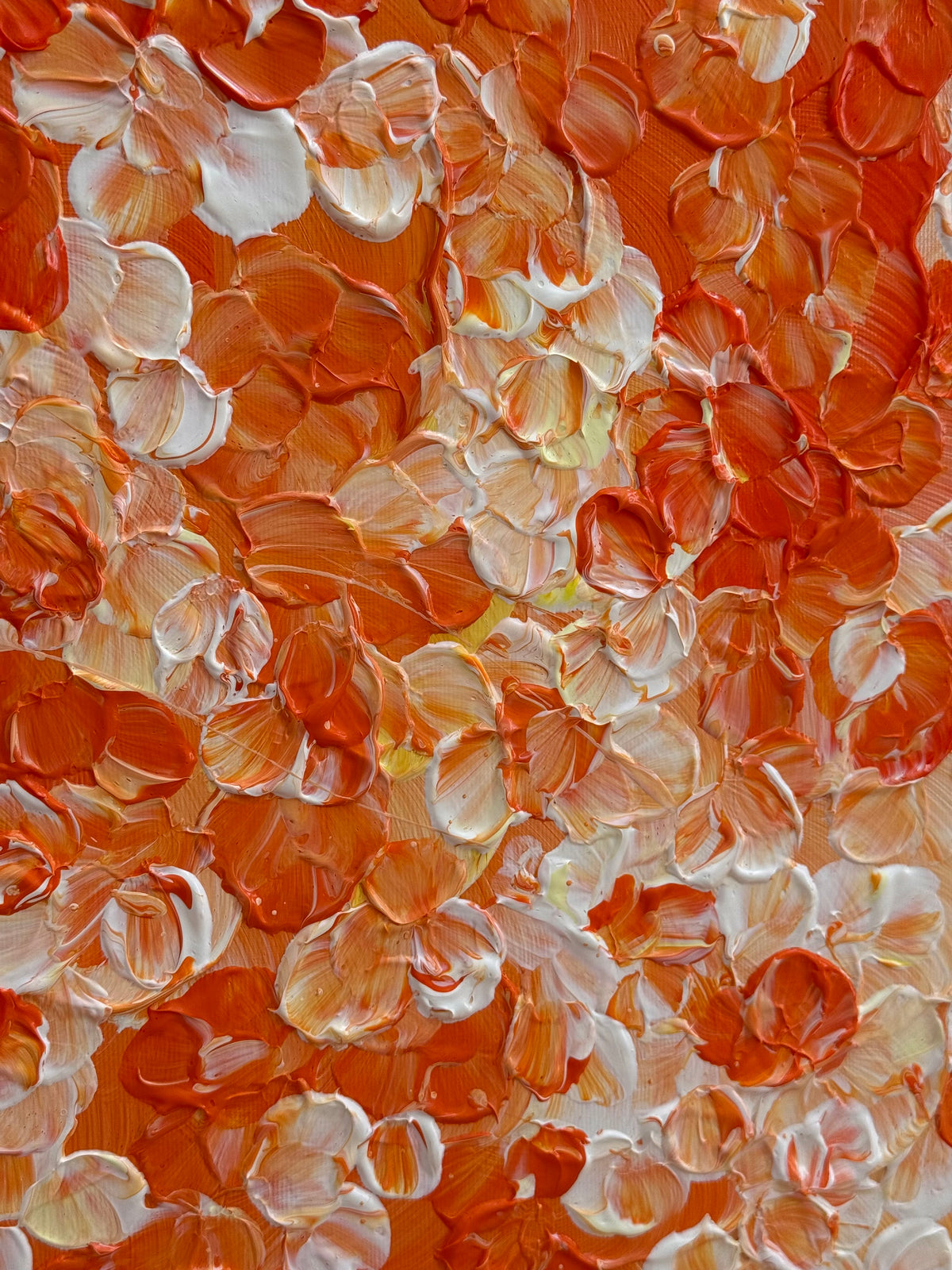 Makroaufnahme von FLORALS #25 mit geschwungenen Blütenformen aus Acryl und Gel Medium, kräftigem Orange, Cremeweiß und einzelnen hellgelben Akzenten.