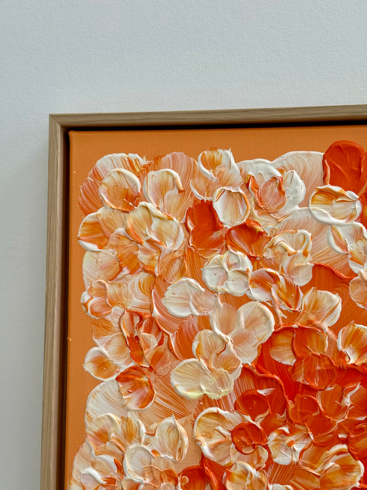 Detail der oberen linken Ecke von FLORALS #25 mit cremeweißen und orangefarbenen Blütenformen, sanften Farbübergängen und Schattenfugenrahmen aus Eiche Natur.