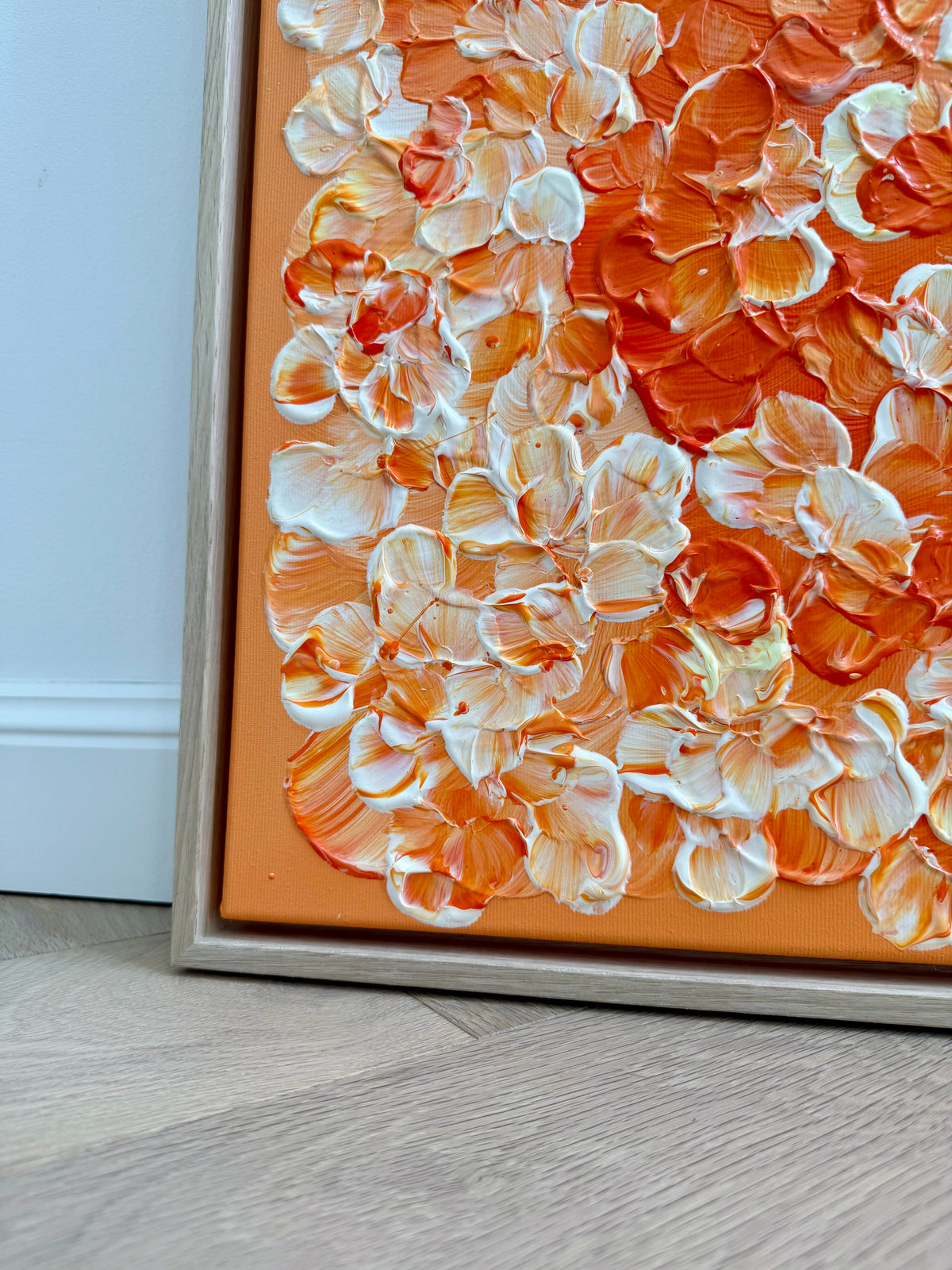 Ausschnitt der unteren linken Bildpartie von FLORALS #25 mit dicht geschichteten Blütenformen in Orange, Cremeweiß und zartem Hellgelb im Eichenrahmen.