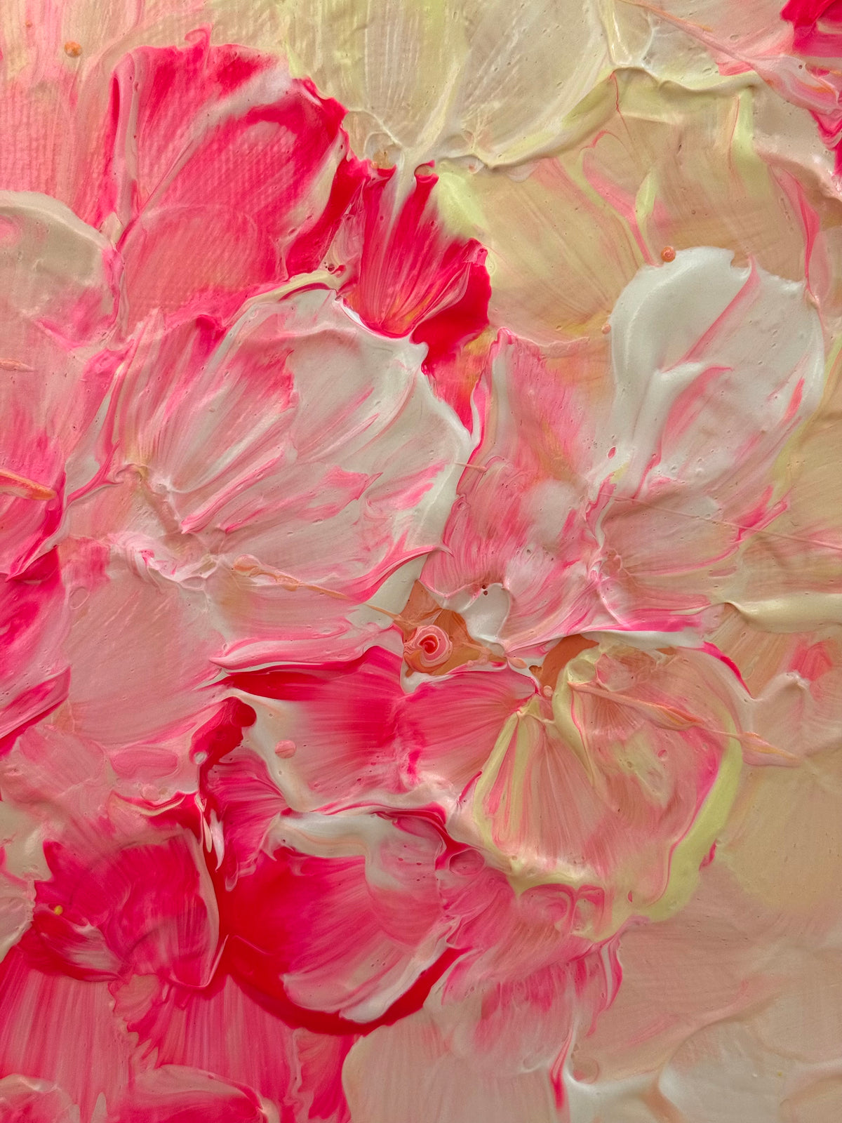 Makroaufnahme der Acryl- und Gel-Medium-Struktur von FLORALS #26 mit Neonpink, Creme und Hellgelb sowie feinen Farbübergängen innerhalb der Blütenformen.