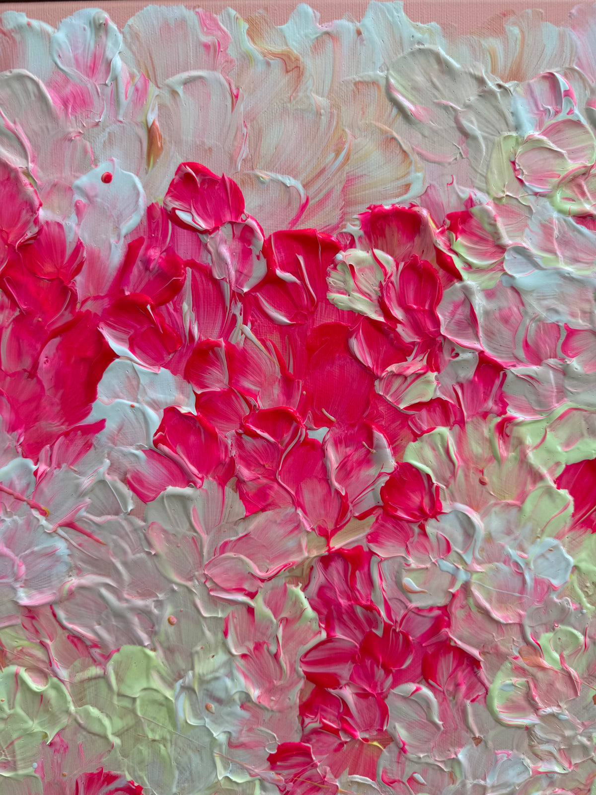 Nahaufnahme von FLORALS #26 mit intensiv neonpinken Blütenformen, überlagernden Offwhite-Partien und feinen hellgelben Akzenten in der plastischen Oberfläche.