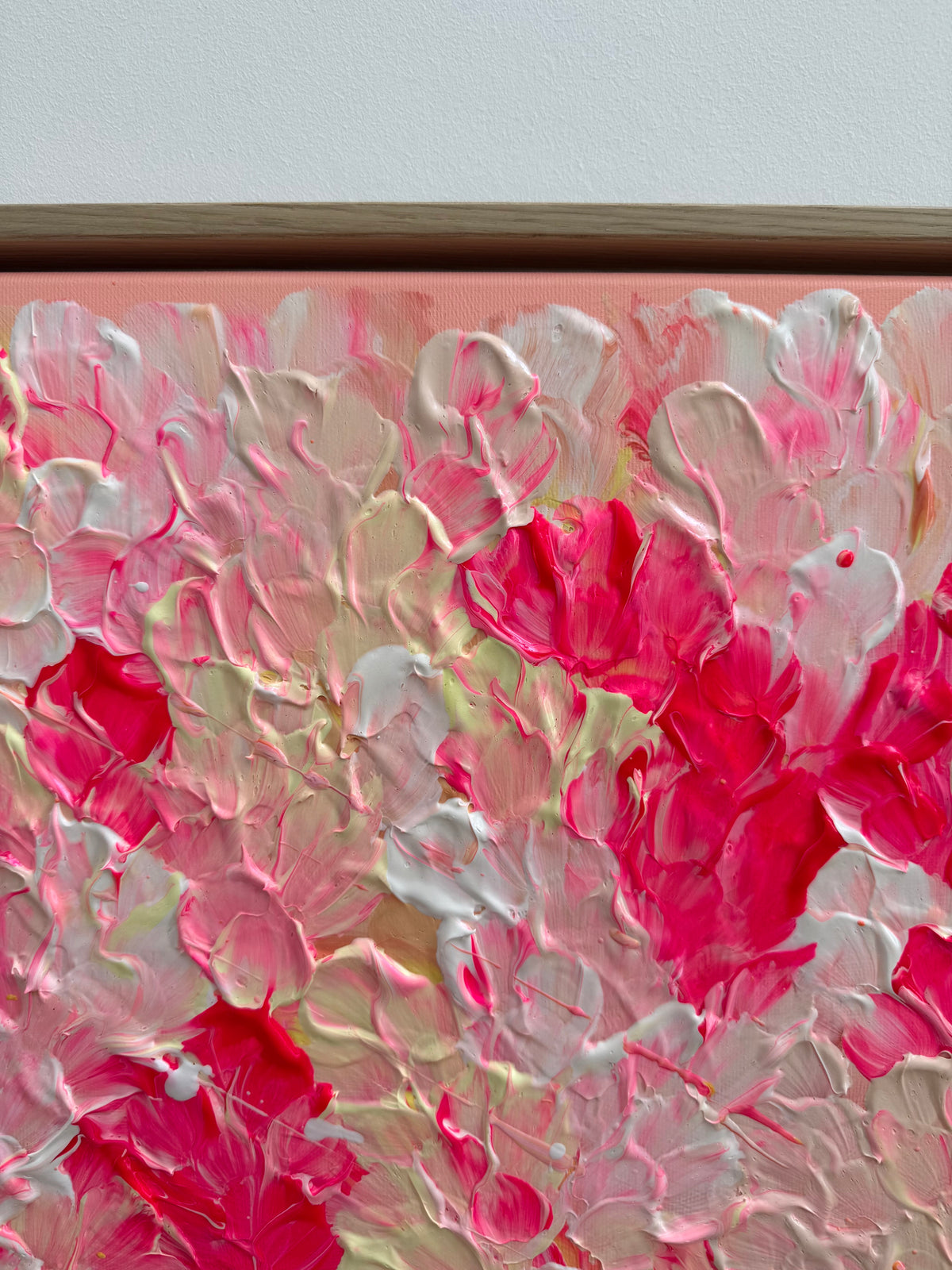 Detail am oberen Rand von FLORALS #26 mit kräftigen neonpinken Blüten zwischen cremefarbenen Formen, erhabenen Farbkanten und sichtbaren Pinselspuren.