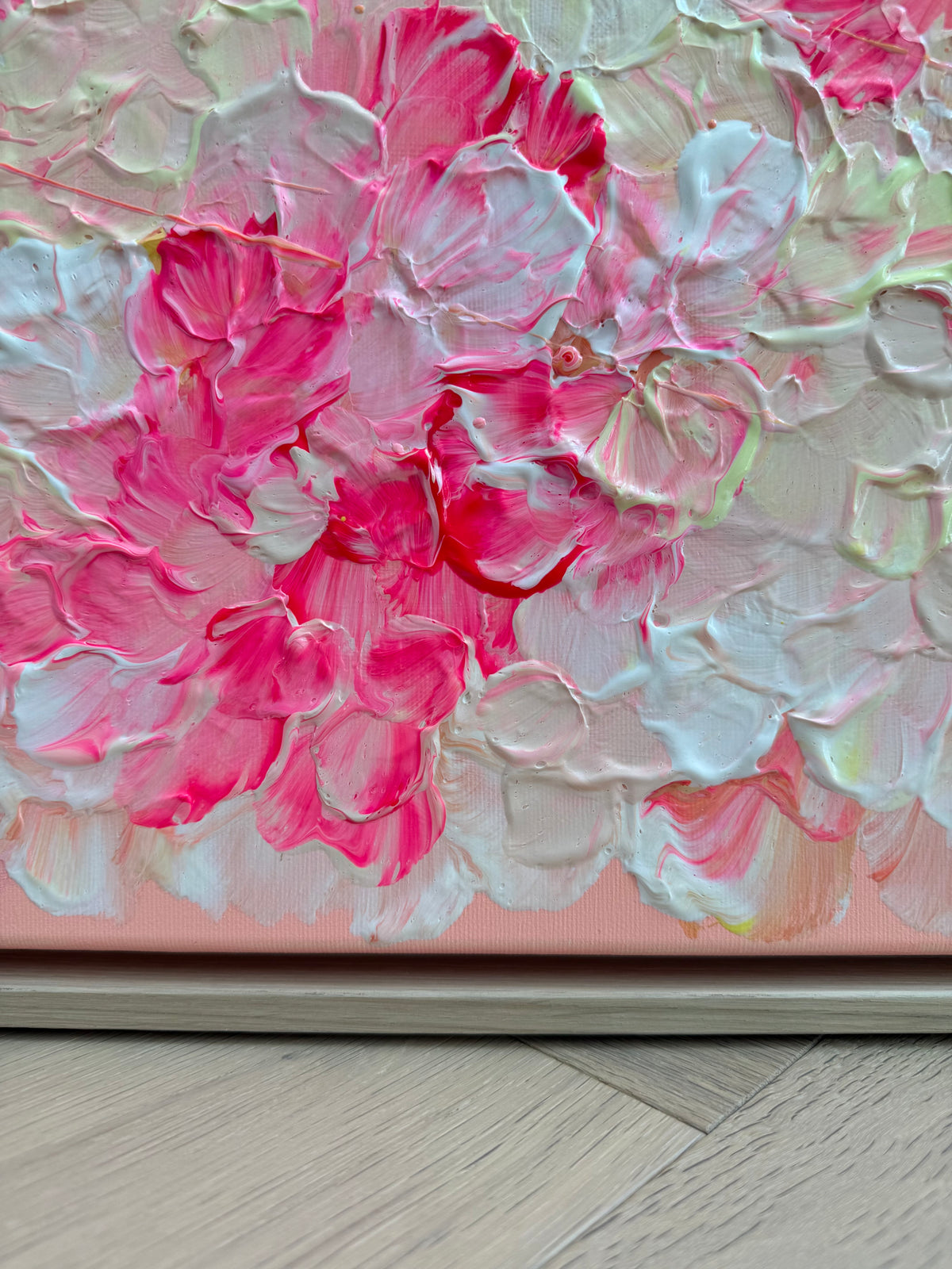 Unterer Bildbereich von FLORALS #26 mit pinken und cremefarbenen Blüten, weich vermischten Farbspuren und apricotrosa Grund oberhalb des Eichenrahmens.