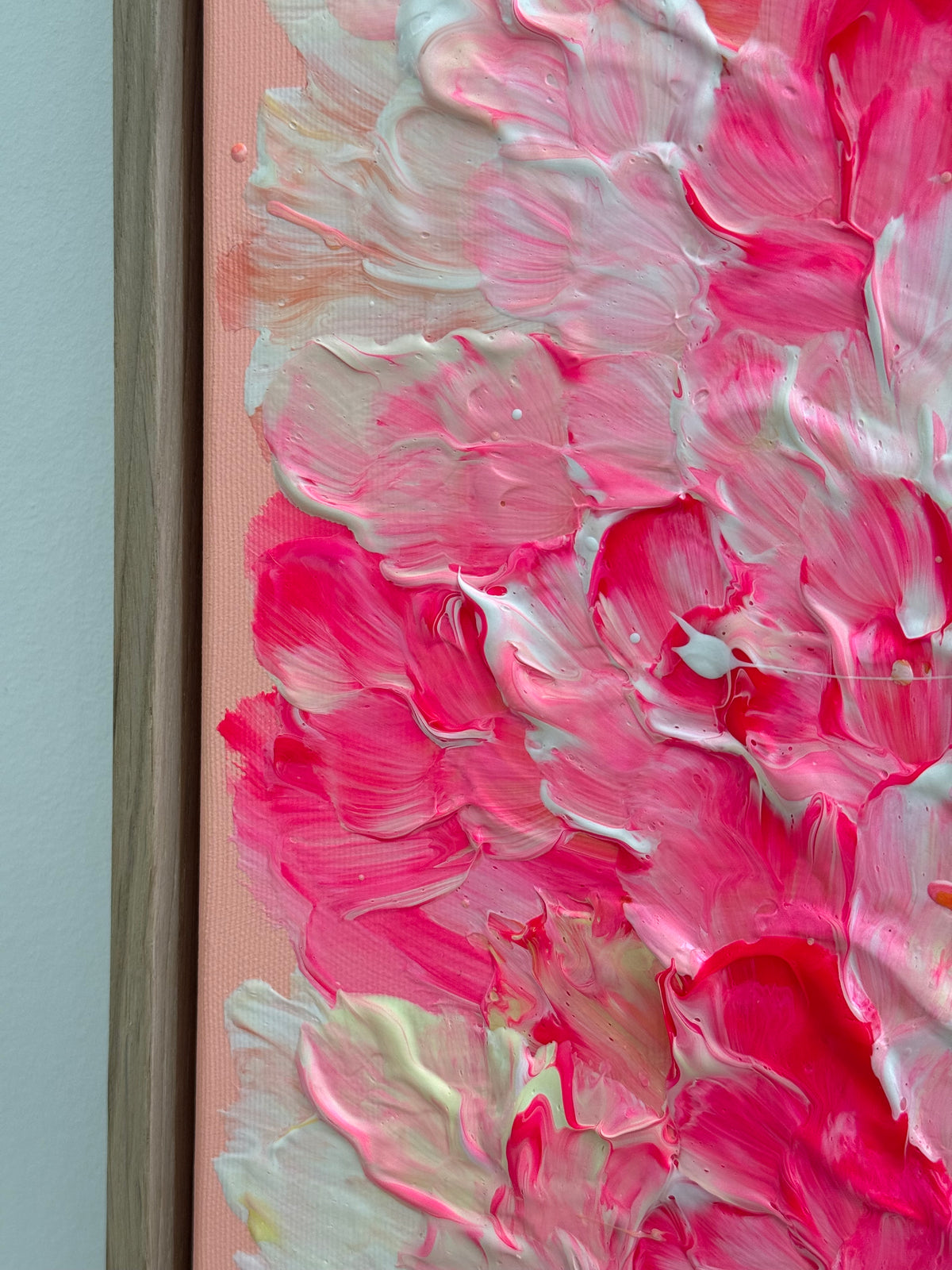 Detail am linken Rand von FLORALS #26 mit neonpinken und hellrosa Farbformen, geschwungenen Erhebungen und feinen orangenen Akzenten neben dem Holzrahmen.