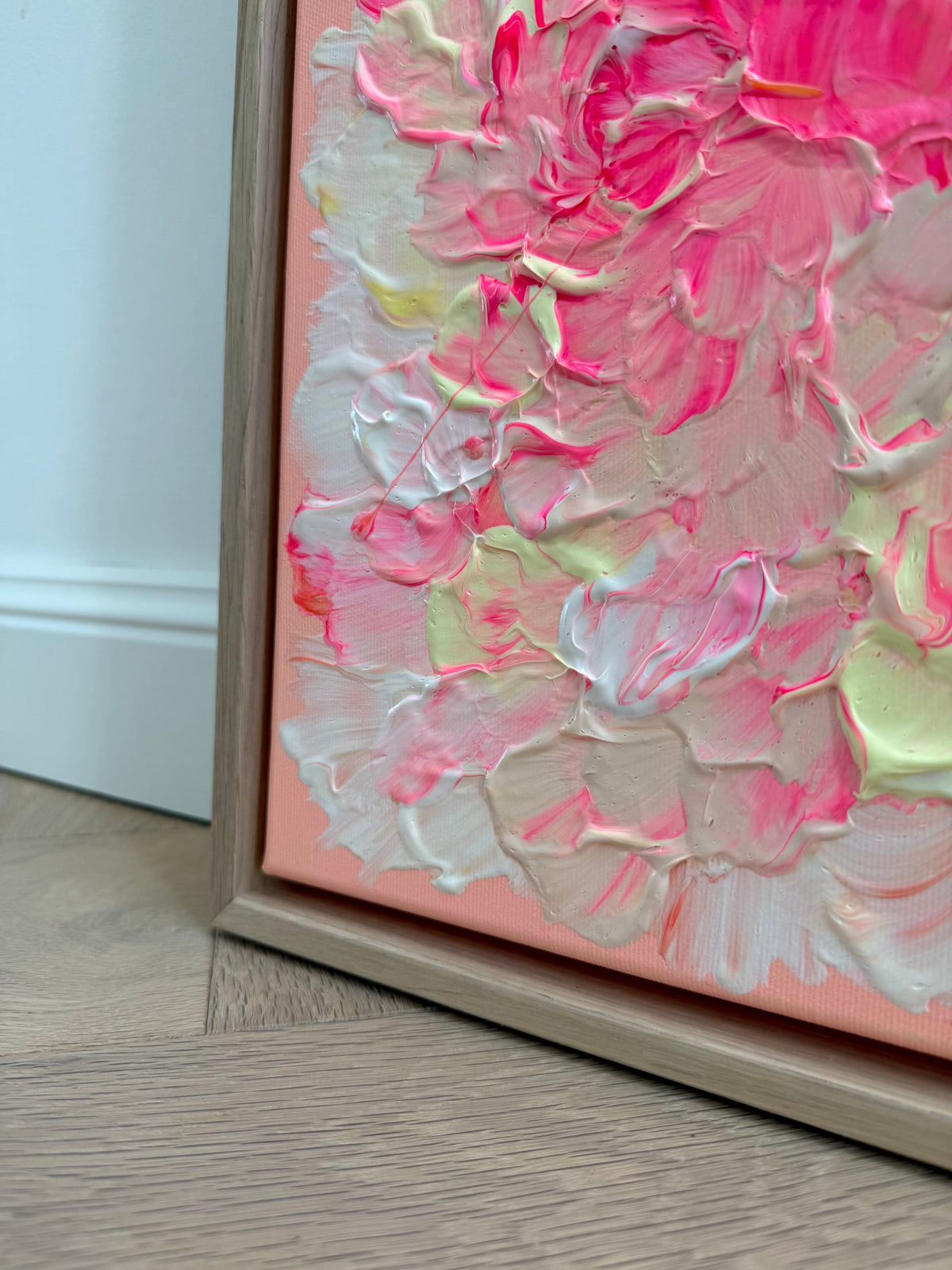 Untere linke Ecke von FLORALS #26 mit übereinanderliegenden Blütenformen in Pink und Offwhite, zarten orangefarbenen Spuren und hellem Eichenrahmen.