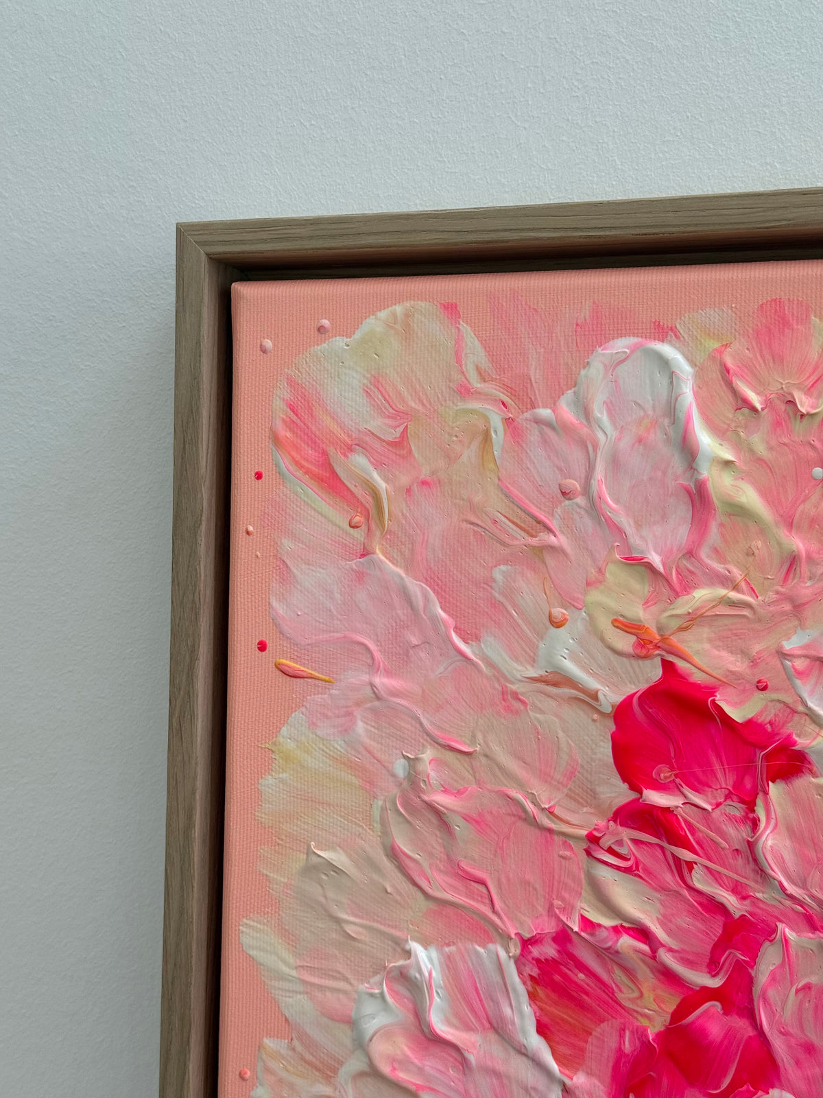Obere linke Ecke von FLORALS #26 mit cremefarbenen und nudefarbenen Blütenformen, feinen pinken Farbspuren und sichtbarem apricotrosa Hintergrund neben dem Eichenrahmen.
