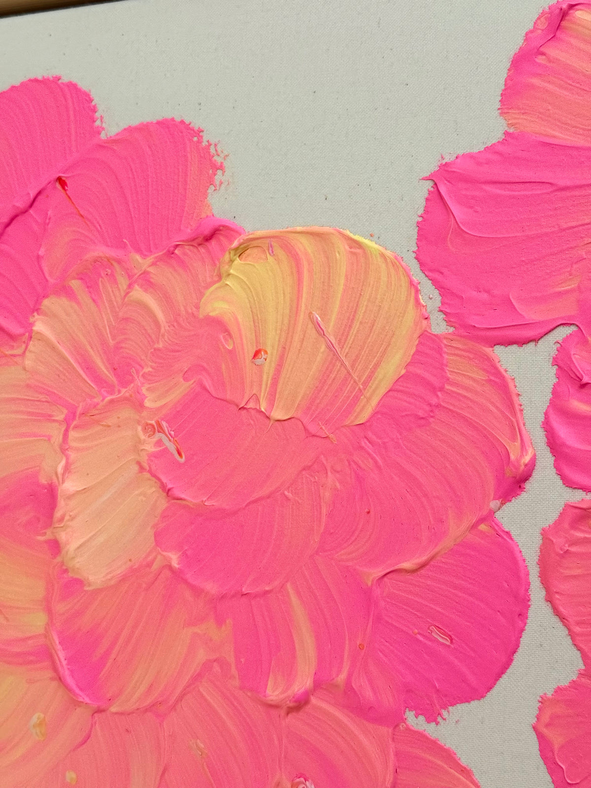 Nahaufnahme einer Blütengruppe von FLORALS #27 mit ineinander verlaufendem Neonpink, Lachsorange und Hellgelb sowie breiten, gerundeten Farbaufträgen.