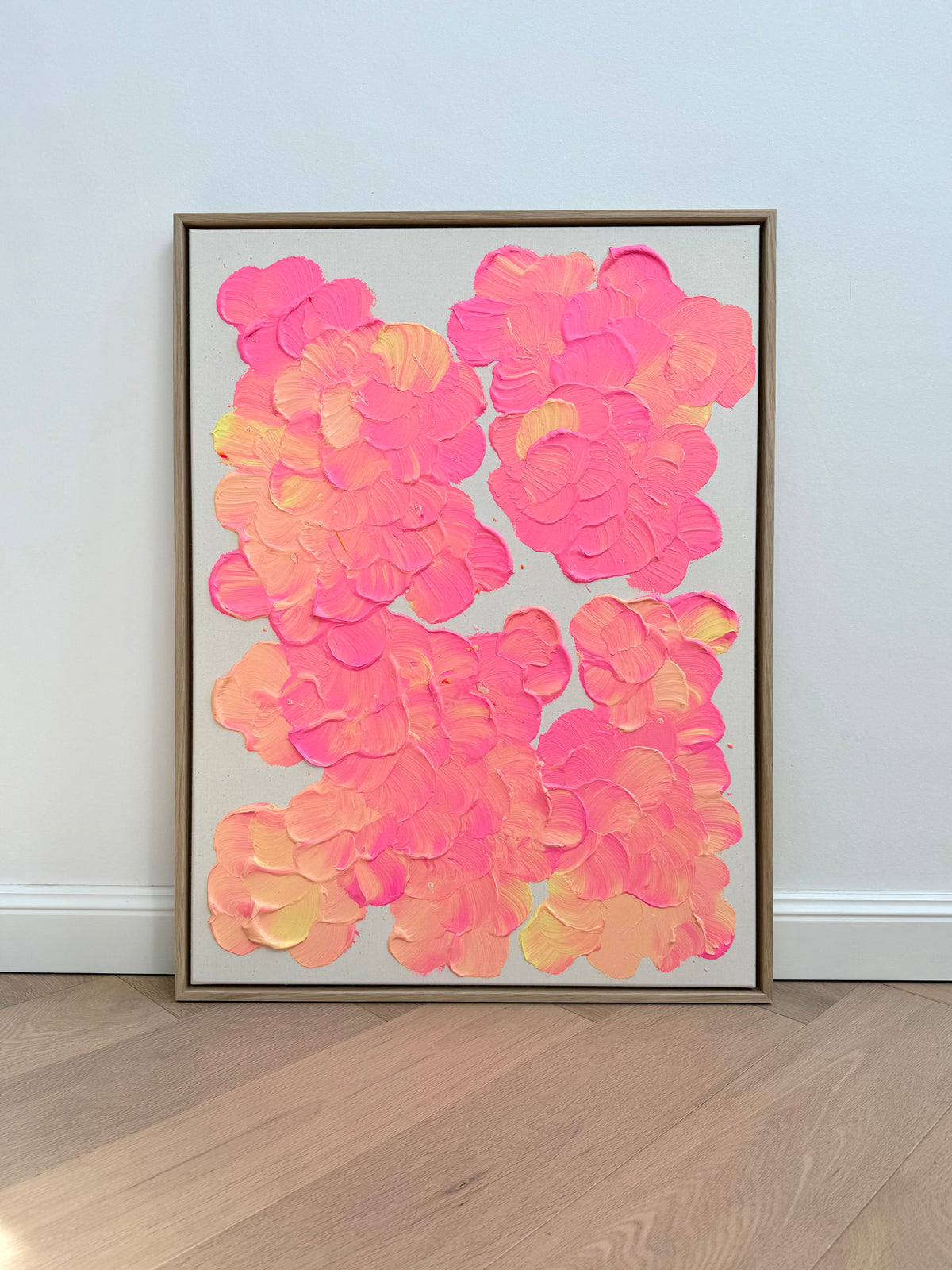 Frontansicht von FLORALS #27 im Hochformat mit mehreren Blütengruppen in Neonpink, Lachsorange und Hellgelb sowie sichtbaren Zwischenräumen aus roher Leinwand.