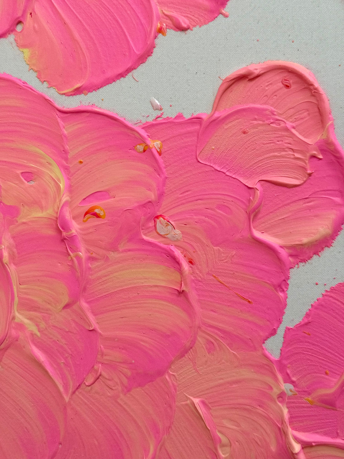Makroaufnahme von FLORALS #27 mit plastischen Blütenformen aus Acryl und feiner Strukturpaste, sichtbaren Rillen und sanften Übergängen zwischen Pink und Lachsorange.