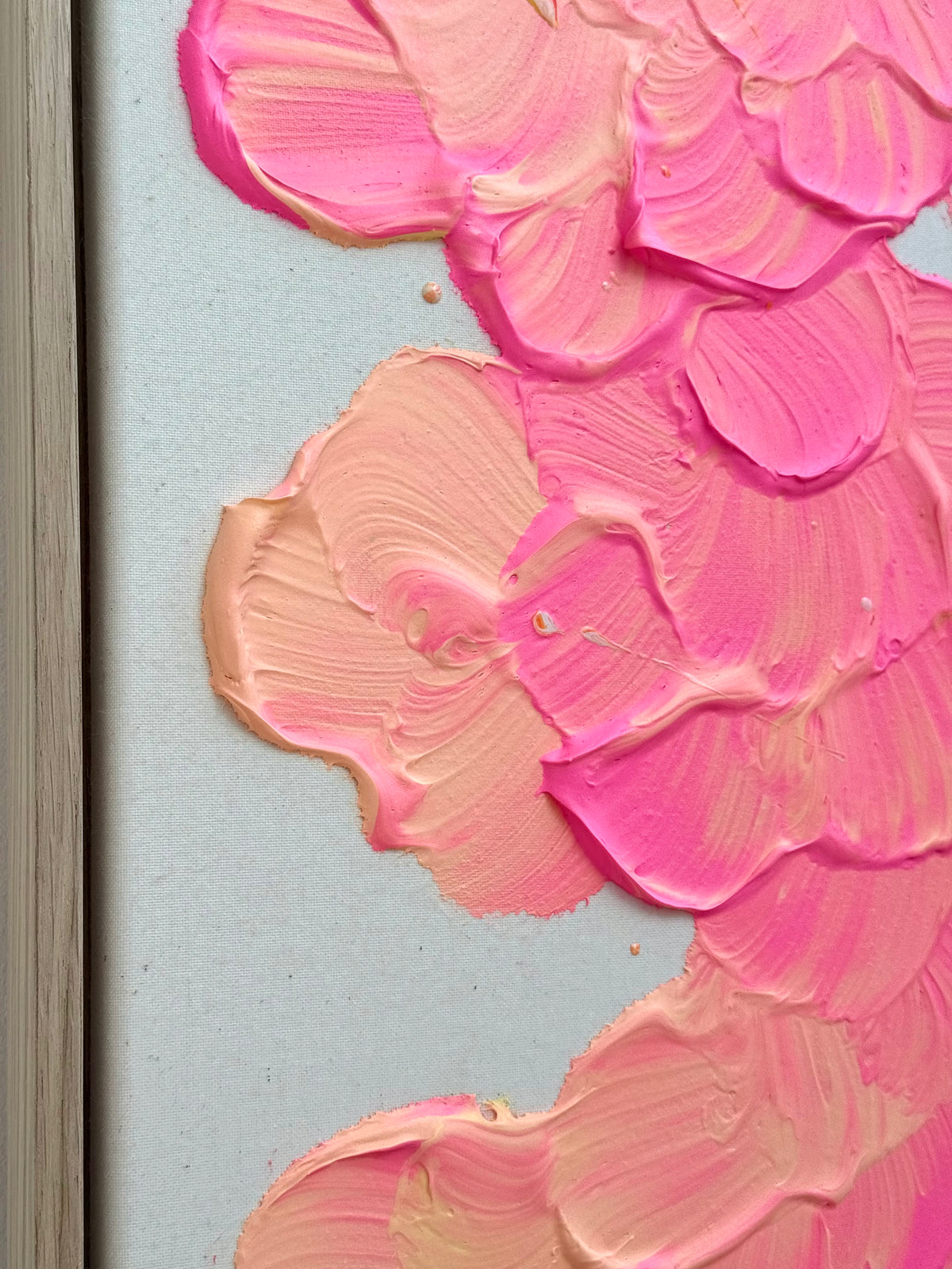 Linker Bildrand von FLORALS #27 mit lachsorangefarbenen und neonpinken Blütenformen, offenen Leinwandpartien und hellem Schattenfugenrahmen aus Eiche.