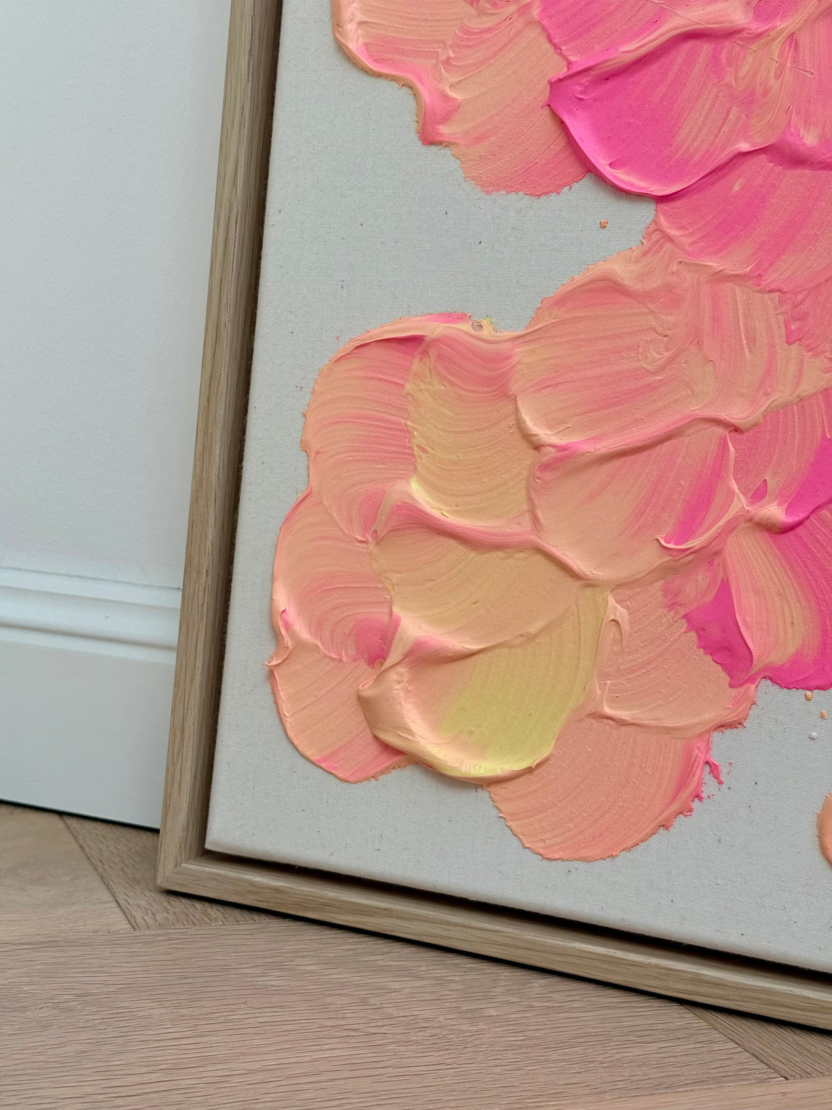 Untere linke Ecke von FLORALS #27 mit weichen lachsorangefarbenen Blüten, pinken Übergängen und hellgelben Partien im Schattenfugenrahmen aus Eiche Natur.