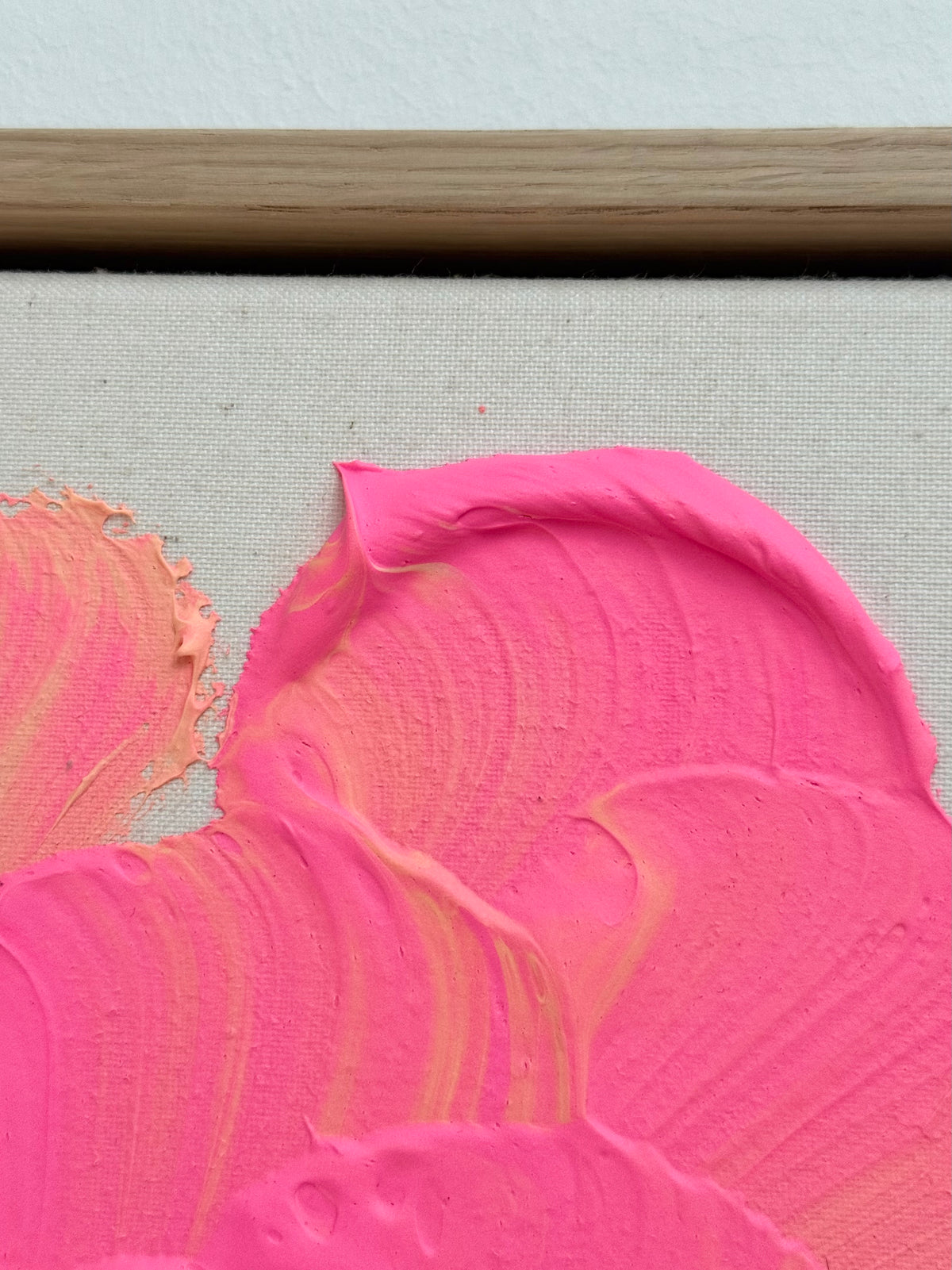 Nahaufnahme am oberen Rand von FLORALS #27 mit kräftig neonpinker Blütenform, erhabenem Farbrand und sichtbarer roher Leinwand unter dem Eichenrahmen.