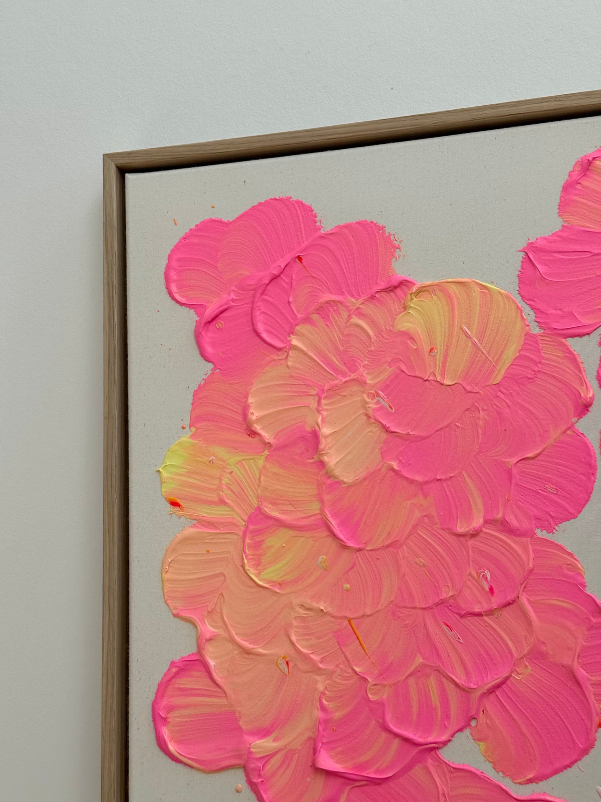 Obere linke Bildpartie von FLORALS #27 mit überlagernden Blütenformen in Neonpink und Lachsorange, hellgelben Farbstreifen und sichtbarem Eichenrahmen.