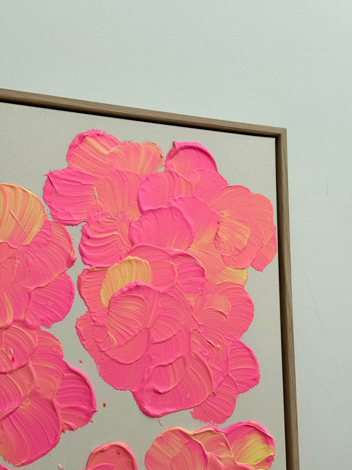 Obere rechte Blütengruppe von FLORALS #27 mit neonpinken Farbflächen, lachsorangefarbenen Übergängen und hellgelben Akzenten, umgeben von sichtbarer roher Leinwand.
