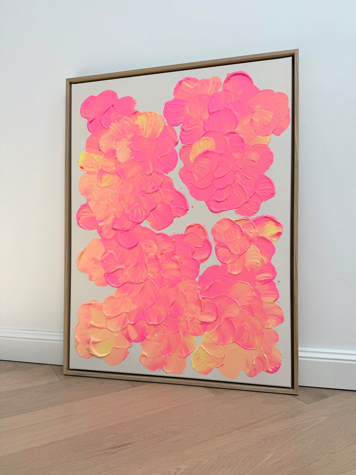 Schrägansicht von FLORALS #27 mit geschwungenen Blütenformen, sichtbarer Oberflächenstruktur und naturfarbener Leinwand im hellen Schattenfugenrahmen.