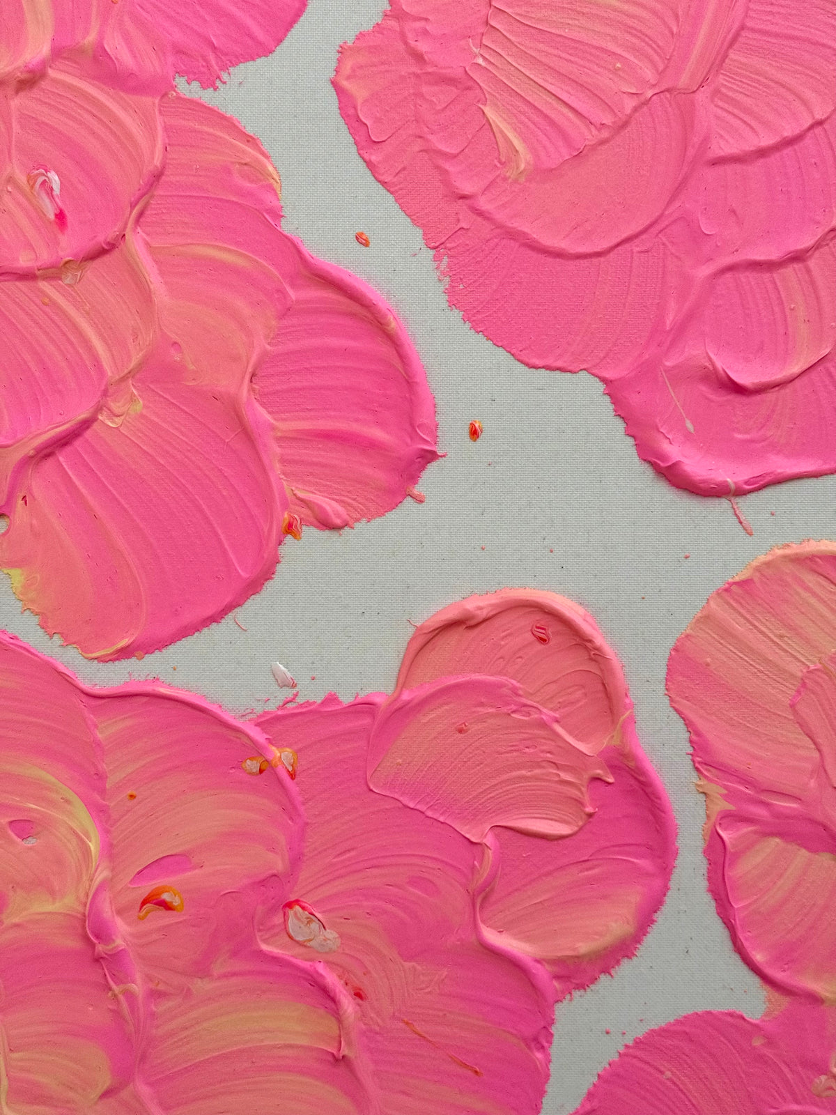 Detail von FLORALS #27 mit geschwungenen pinken und lachsorangefarbenen Blütenrändern, feinen Farbrillen und deutlich sichtbarem Leinwandgewebe in den Zwischenräumen.
