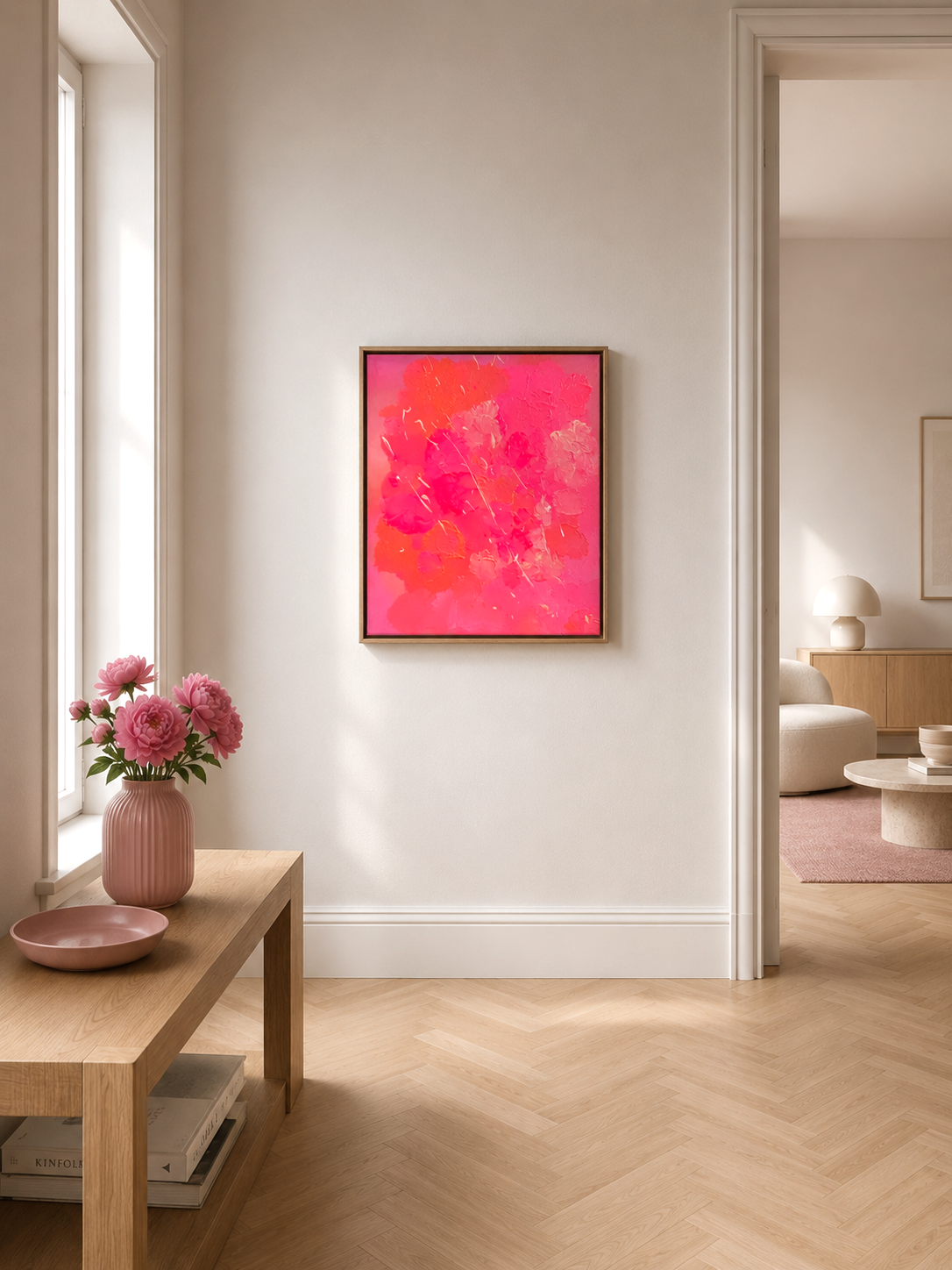 Handgemaltes Acrylbild FLORALS #2 in leuchtenden Pink- und Rosatönen mit strukturierter Oberfläche, gerahmt in Eiche Natur an einer hellen Flurwand.