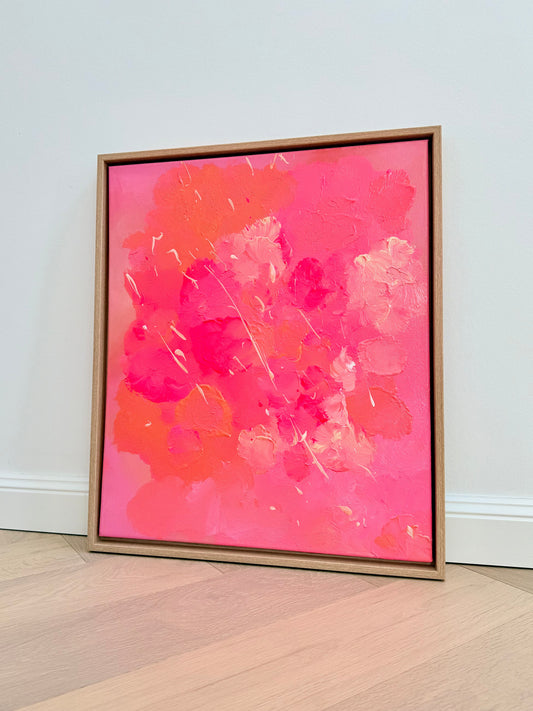 FLORALS #2 – Abstraktes florales Originalkunstwerk in Pink, Rosa, Koralle und Creme mit sichtbarer Textur, gerahmt in Eiche Natur, frontal fotografiert vor heller Wand.