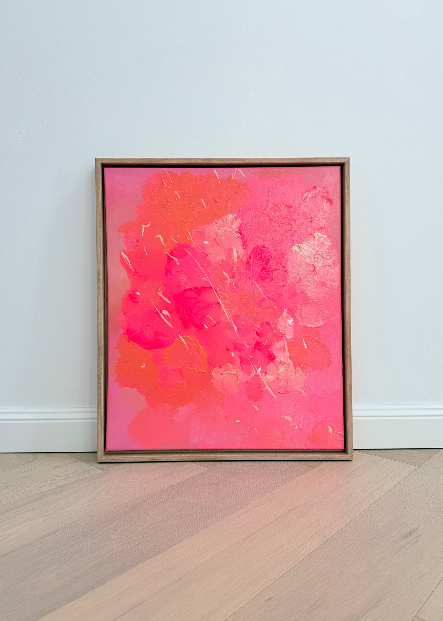 FLORALS #2 – modernes florales Acrylgemälde in Rosa, Pink und Koralle mit sichtbarer Textur und hochwertigem Schattenfugenrahmen aus Eiche Natur.