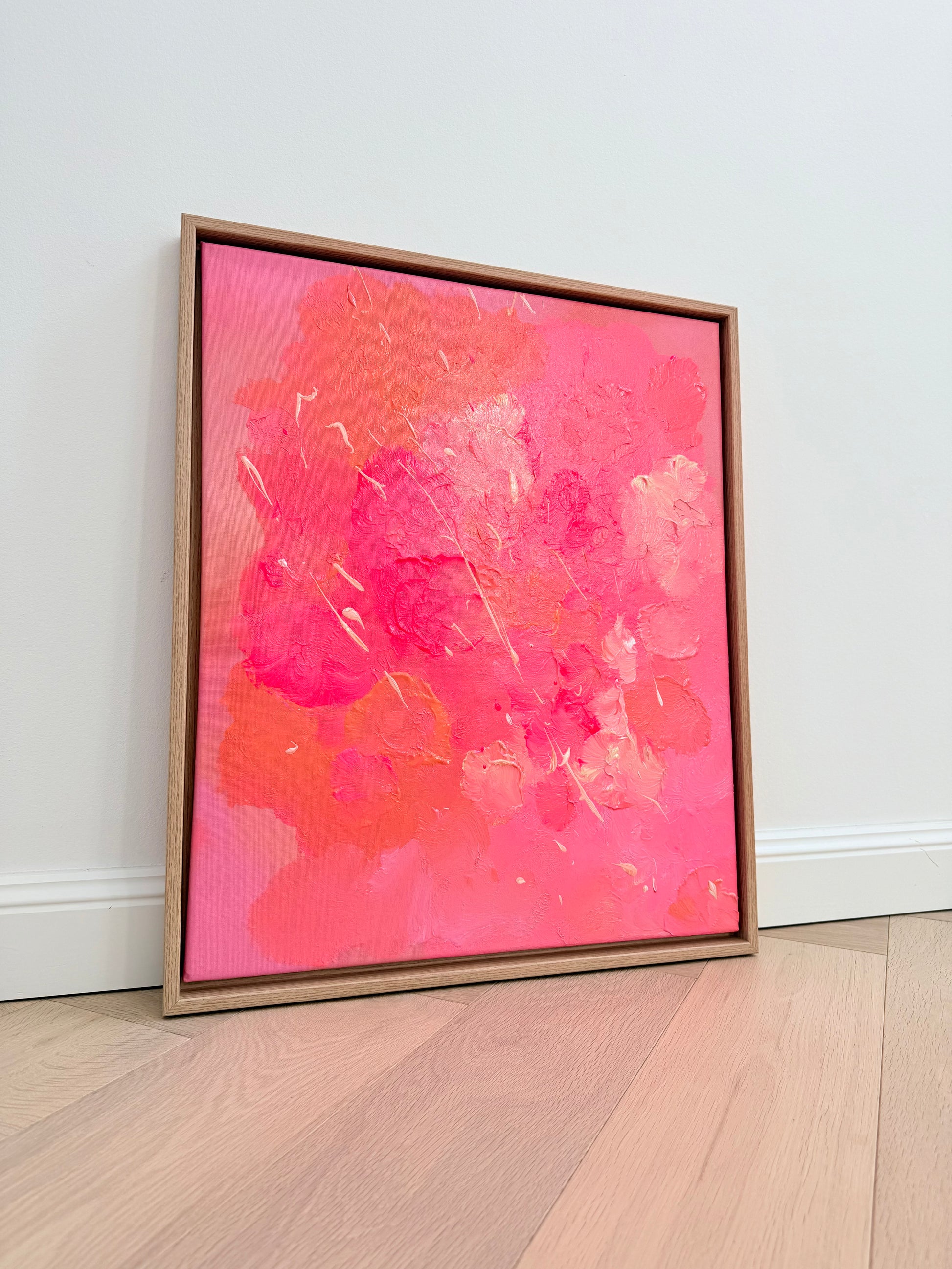 FLORALS #2 von Sophia Toschka – moderne florale Wandkunst in leuchtenden Pink- und Koralltönen mit strukturierter Oberfläche und Eiche-Natur-Schattenfugenrahmen.