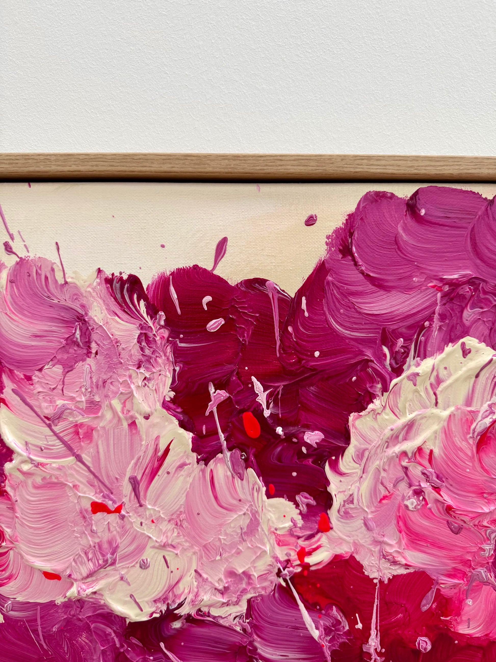 Detail der zentralen Farbstruktur von FLORALS #3 – mehrschichtige Acrylmalerei mit Gloss-Gel-Textur in intensiven Pink- und Burgundertönen.