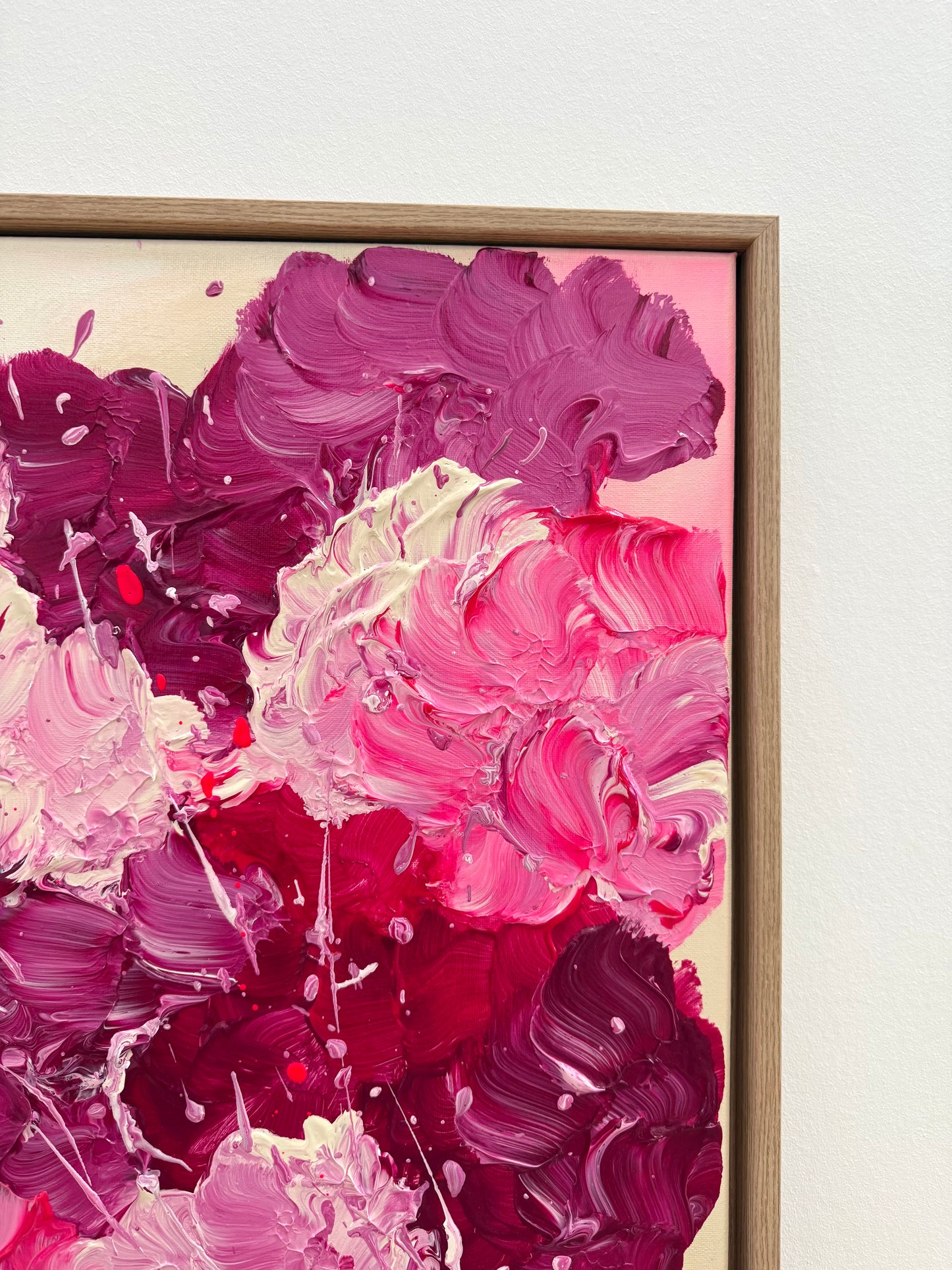 Detailaufnahme von FLORALS #3 – intensive Pink-, Rosé- und Burgundertöne verschmelzen zu einer dynamischen floralen Komposition. Sichtbare Textur und mehrschichtige Acrylstruktur mit Gloss-Finish.