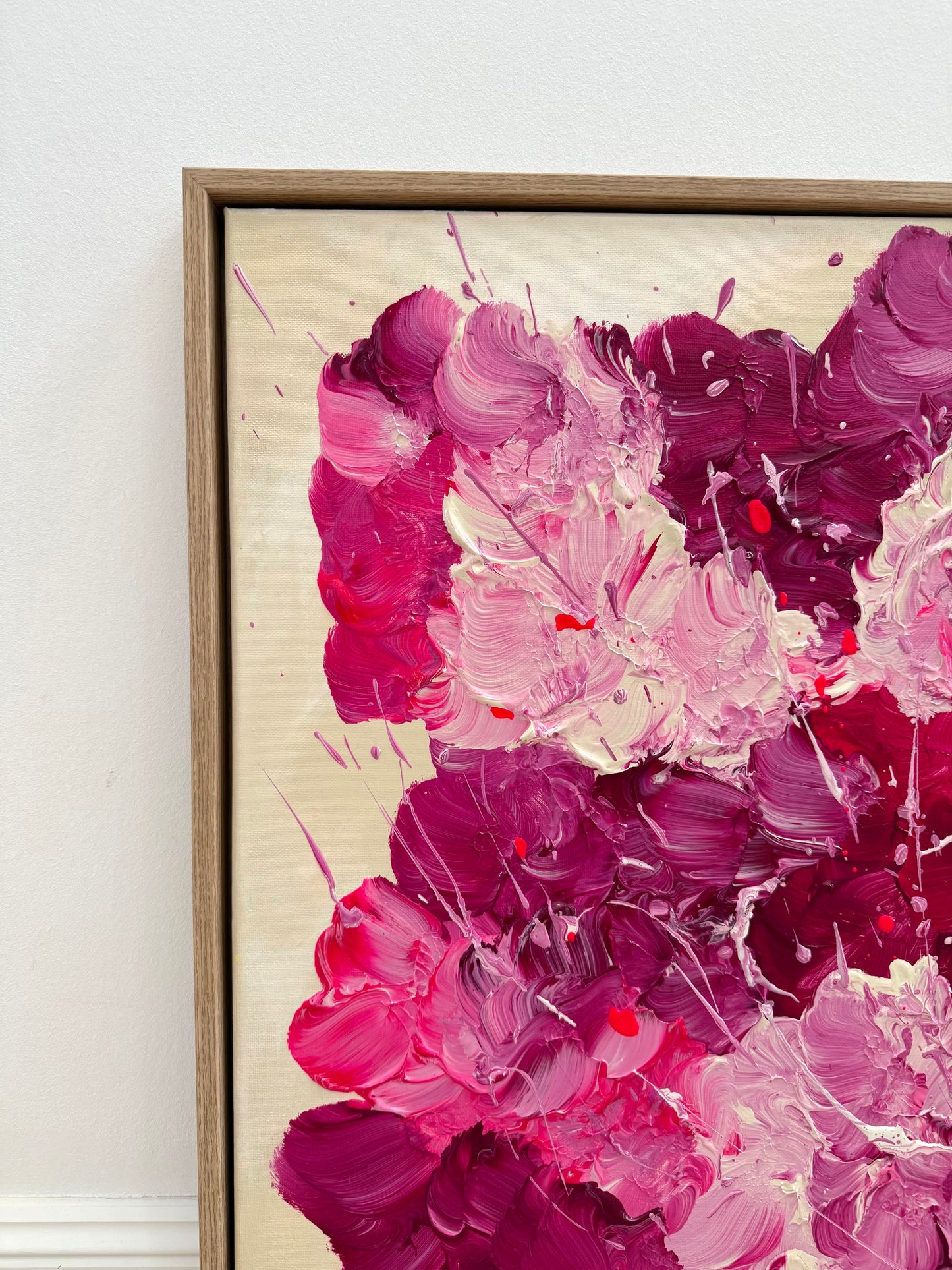 Nahaufnahme von FLORALS #3 im Holzrahmen – mehrschichtige Acrylstruktur mit sichtbarer Textur in Pink-, Rosé- und Burgundertönen auf warmem Beigeton.