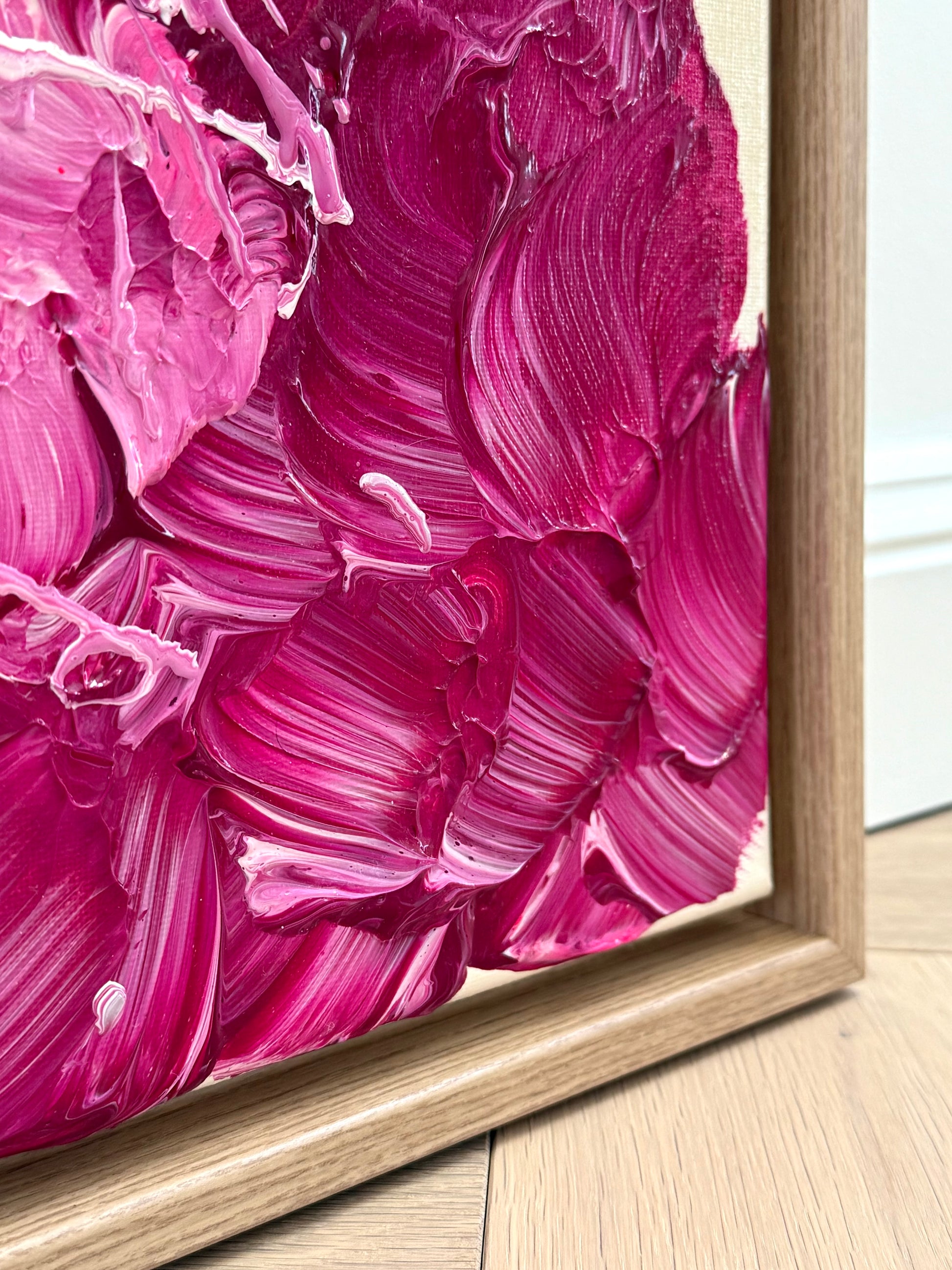 Detail der Oberflächenstruktur von FLORALS #3 – glänzendes Finish, sichtbare Pinselbewegungen und plastische Textur in intensiven Pink- und Magentanuancen.