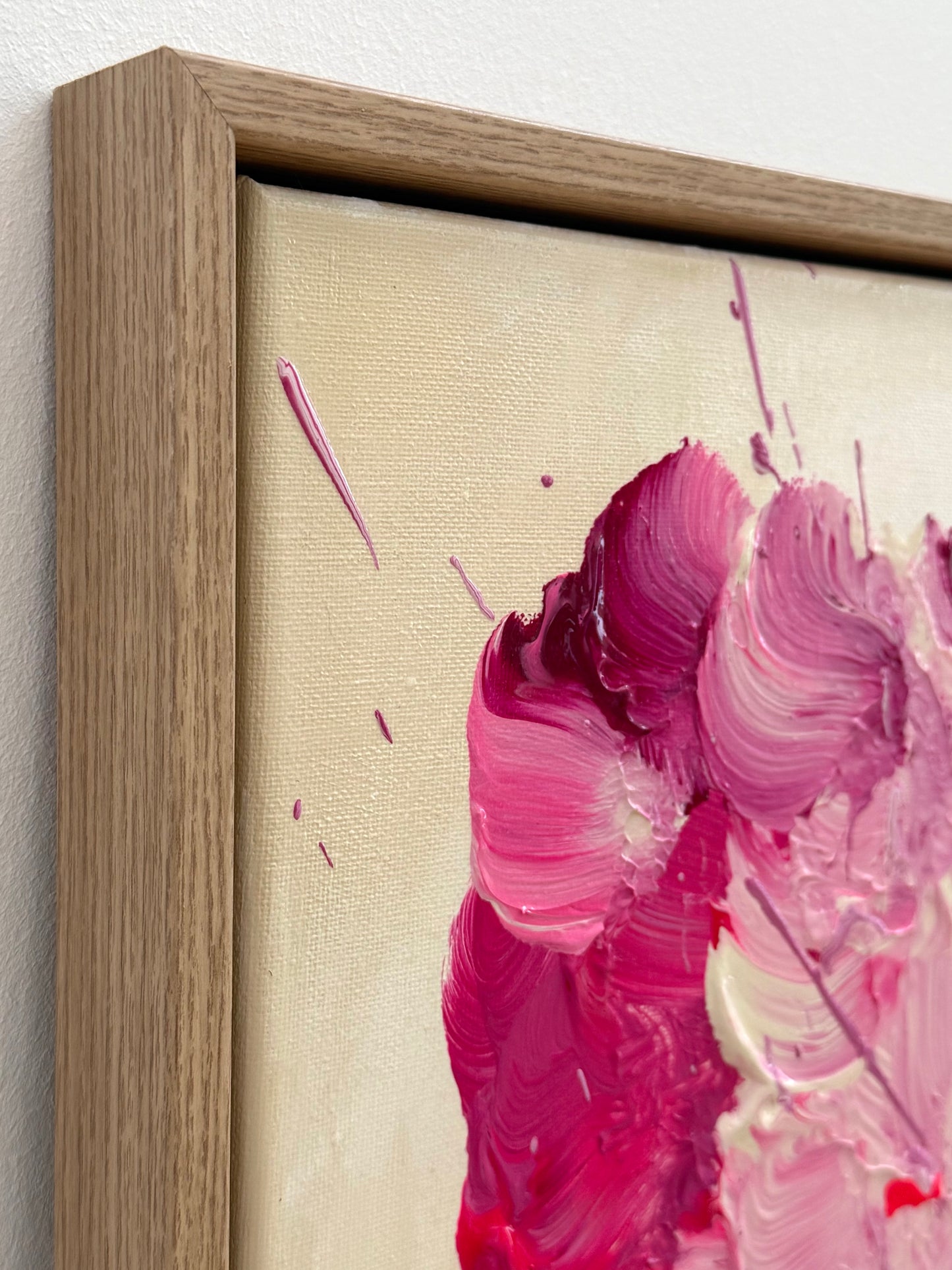 Seitliche Detailaufnahme des Holzrahmens und der Leinwandkante von FLORALS #3. Hochwertige Verarbeitung, handgemaltes Original auf Leinwand.