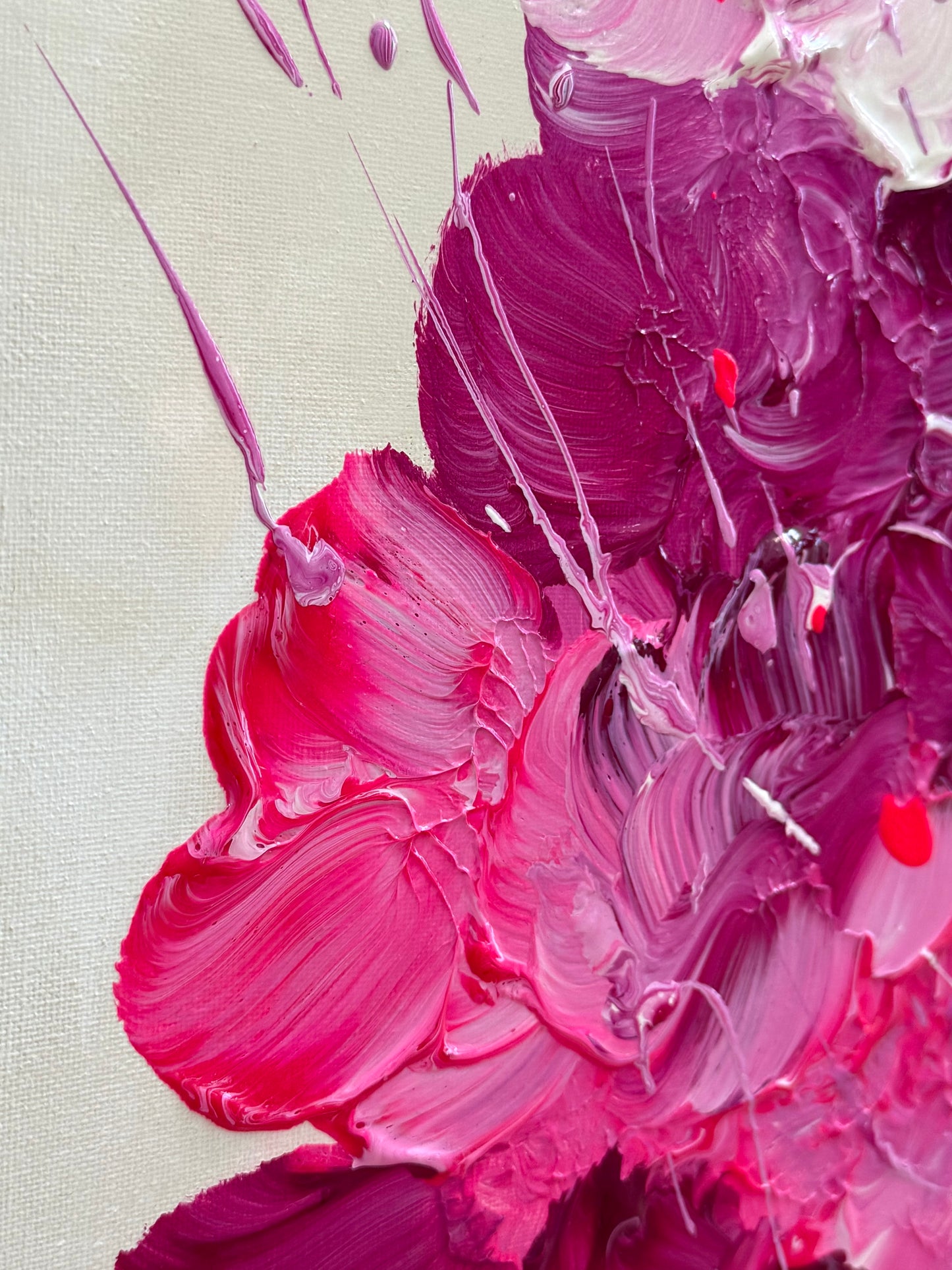 Makroaufnahme der floralen Struktur von FLORALS #3 – intensive Magenta- und Pinktöne mit sichtbarer Textur und lebendigen Farbübergängen.