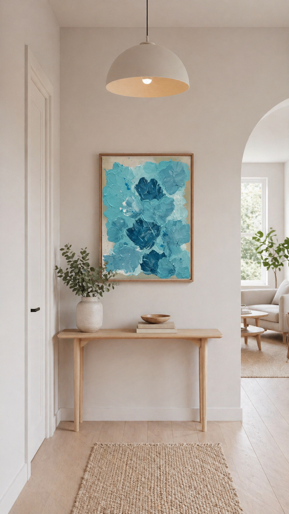 Moderner Flur im Scandi Style mit hellem Holz, neutralen Beigetönen und natürlichem Tageslicht; an der Wand hängt ein abstraktes florales Kunstwerk in Türkis- und Blautönen (50x60 cm) mit sichtbarer Textur und Holzrahmen, kombiniert mit schlichter Konsole, Vase und moderner Pendelleuchte.