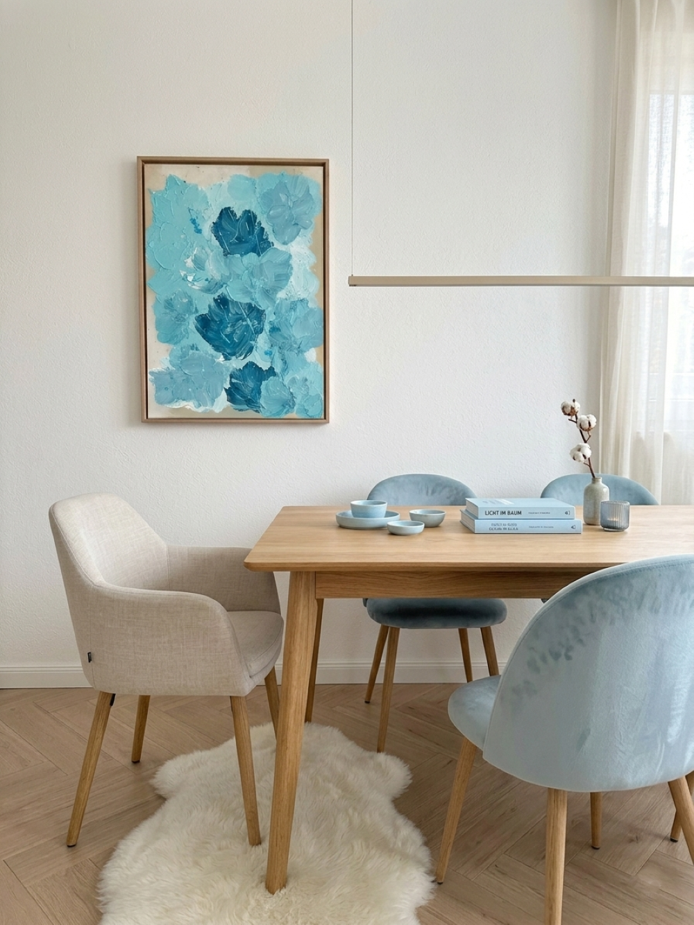 Abstraktes florales Acrylbild in Türkis Blau als Wandkunst im modernen Esszimmer mit Holztisch, hellblauen Stühlen und minimalistischer skandinavischer Einrichtung