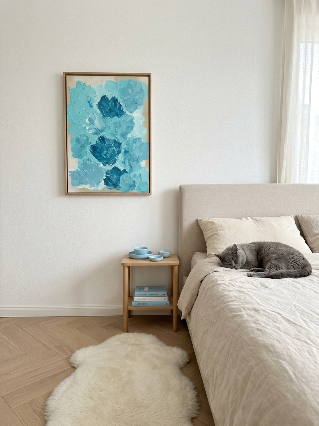 Abstraktes florales Acrylbild in Türkis und Blau als Wandkunst im minimalistischen Schlafzimmer mit hellem Holzboden, beigem Bett und ruhiger skandinavischer Einrichtung