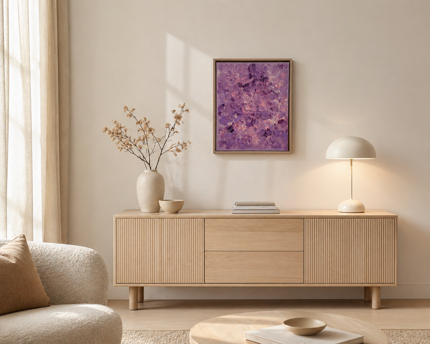 Abstraktes florales Acrylbild "FLORALS #7" in Violett- und Rosétönen, über einem Holzsideboard in einem hellen Wohnzimmer mit Tischlampe und beigen Details.