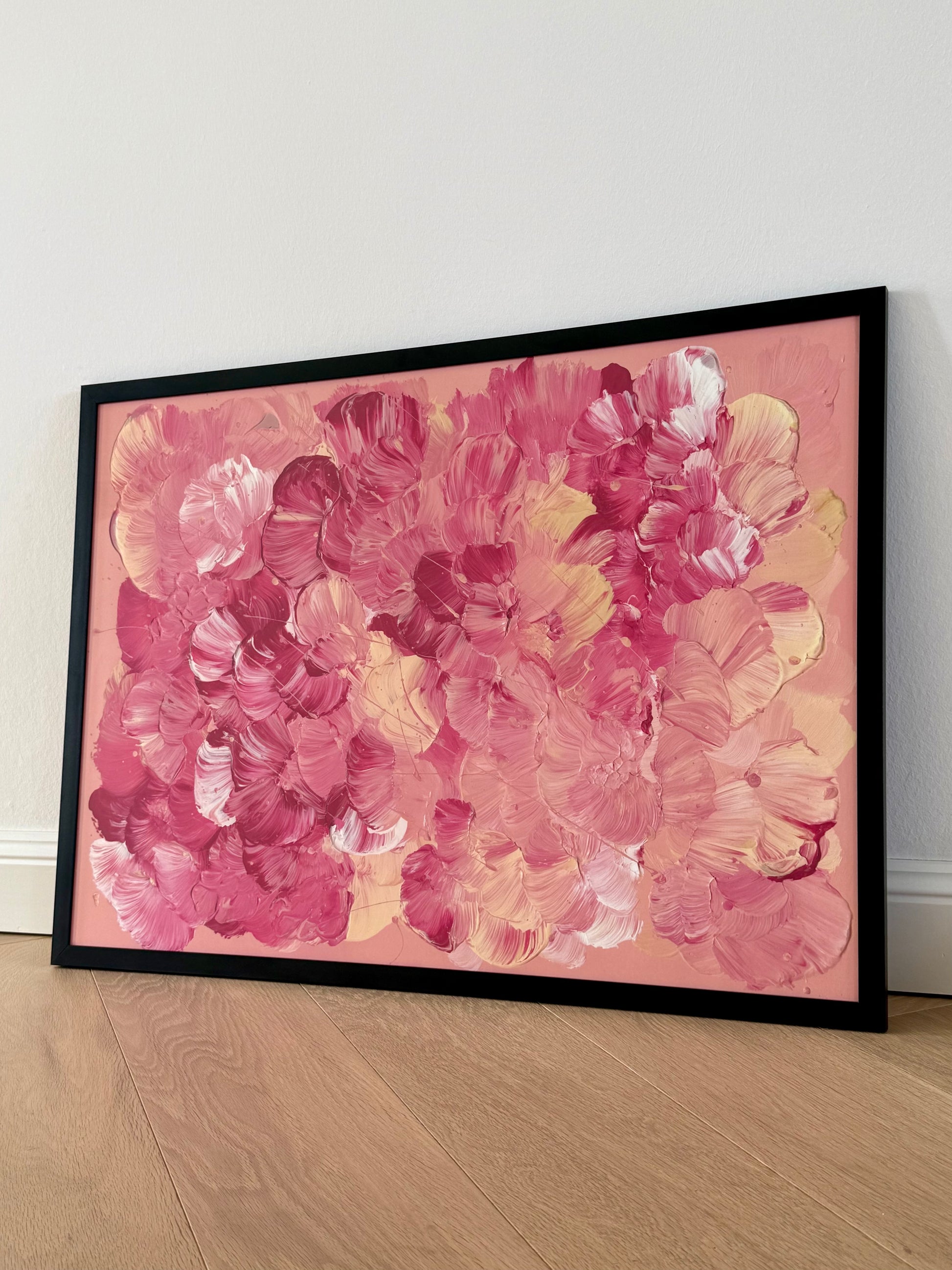 Frontalansicht des gerahmten Fine Art Prints FLORALS #18 im Querformat, angelehnt an eine helle Wand auf einem natürlichen Holzboden.