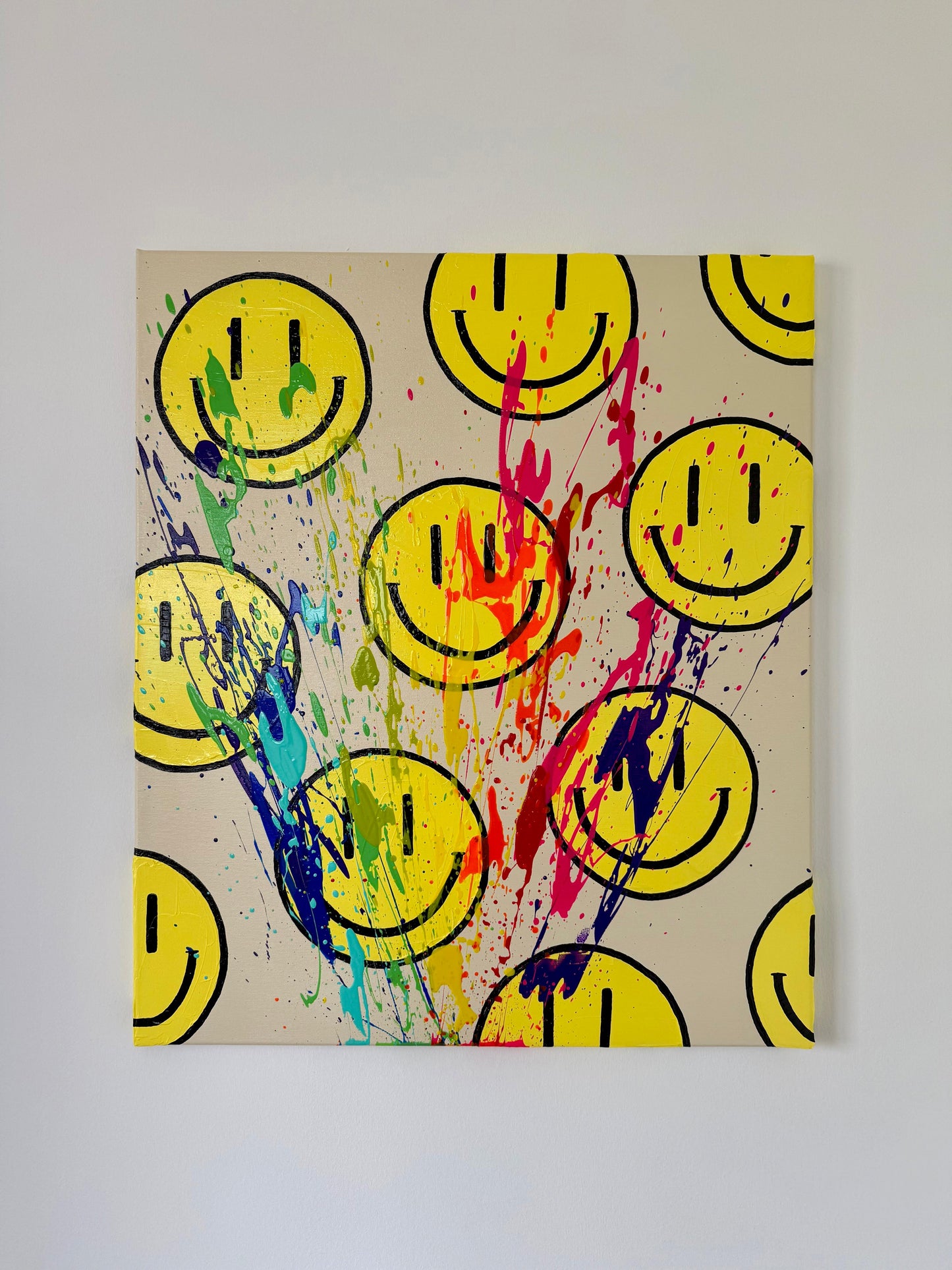 Handgemaltes Happy-Face Acrylbild „HAPPY #11“ mit gelben Gesicht und bunten Farbspritzern auf Leinwand – moderne Pop Art Wandkunst.