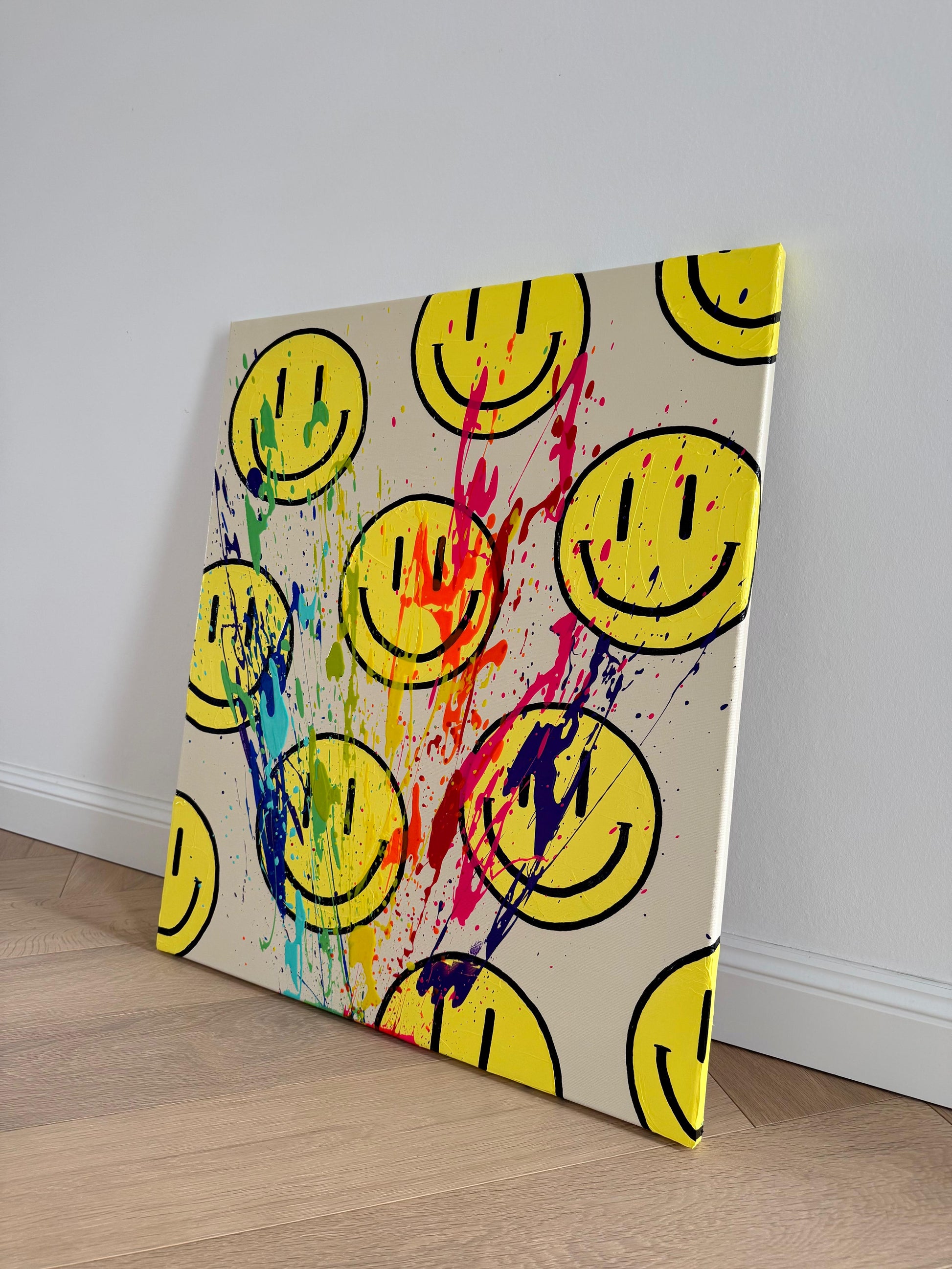 HAPPY #11 Pop Art Acrylbild auf Leinwand im Raum fotografiert – farbenfrohe Smiley Kunst für moderne Interior Dekoration.