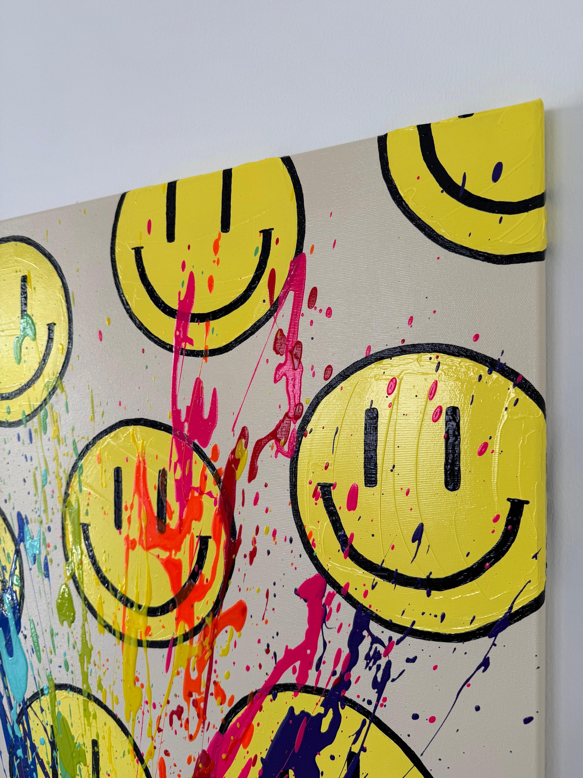 Nahaufnahme der Smiley-Motive im Acrylbild HAPPY #11 mit lebendigen Farbschichten und strukturierter Oberfläche.