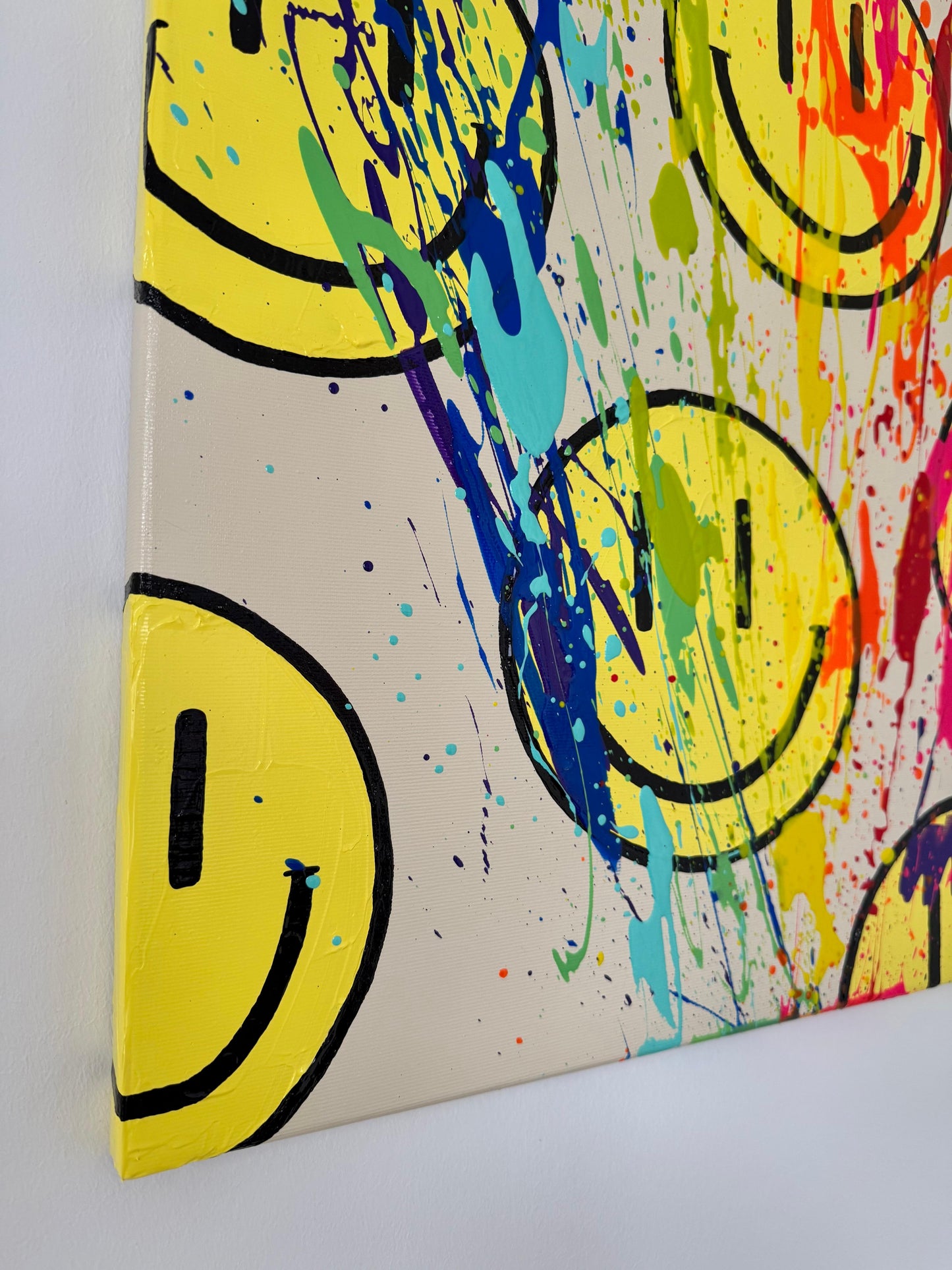 Nahaufnahme eines Smiley-Motivs mit bunten Farbspritzern im modernen Acrylbild HAPPY #11.